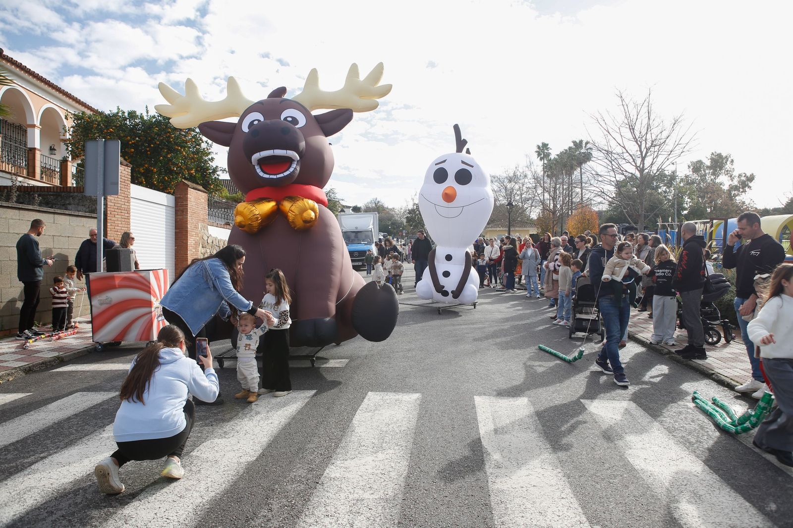 Búscate en las fotos del arrastre de latas 2026 en Los Barrios