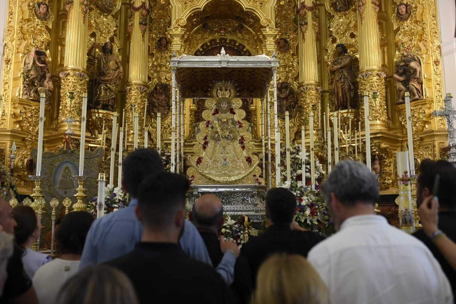 La Virgen del Rocío recibe a los fieles en su santuario.