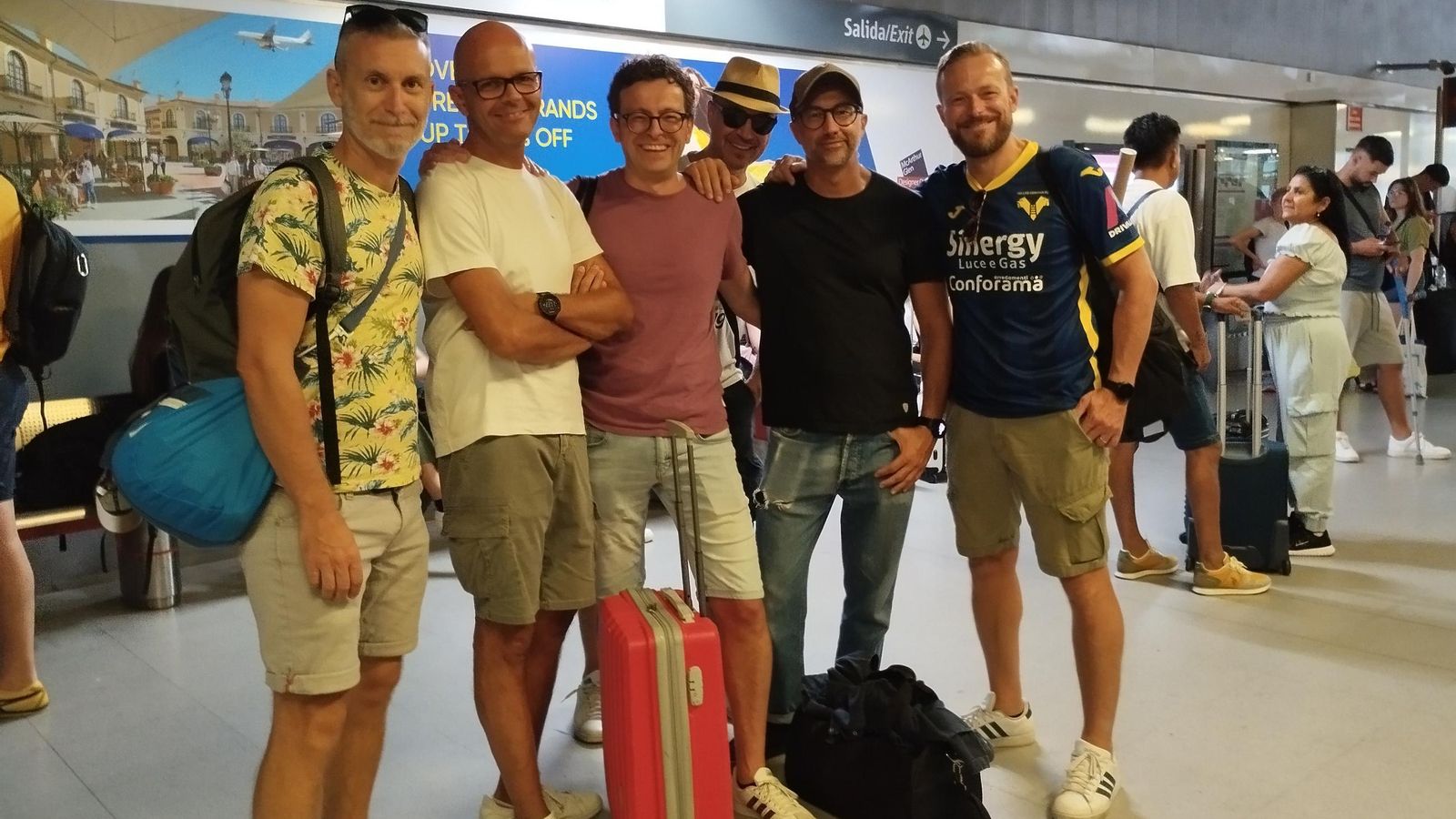 Un grupo de italianos tras dejar el aeropuerto. Un grupo de italianos tras dejar el aeropuerto.