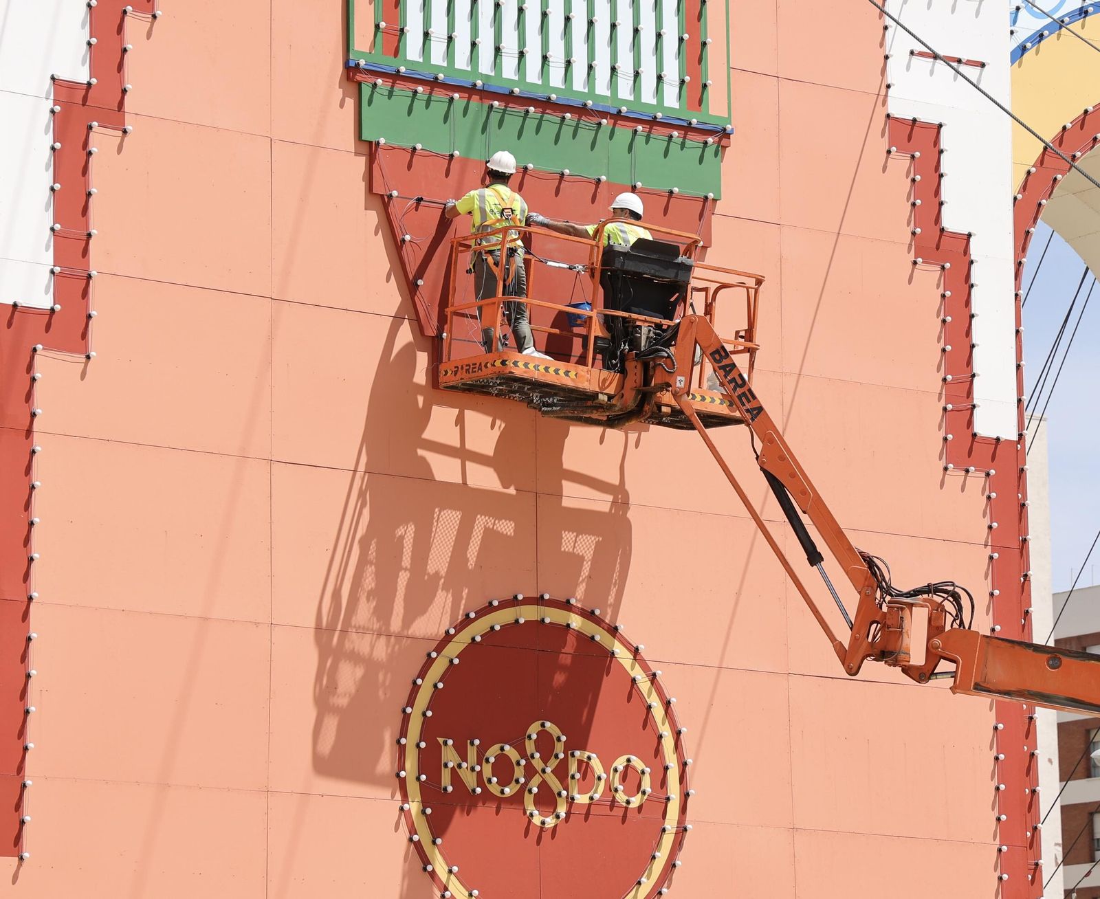 Montaje de la Feria tras el apagón