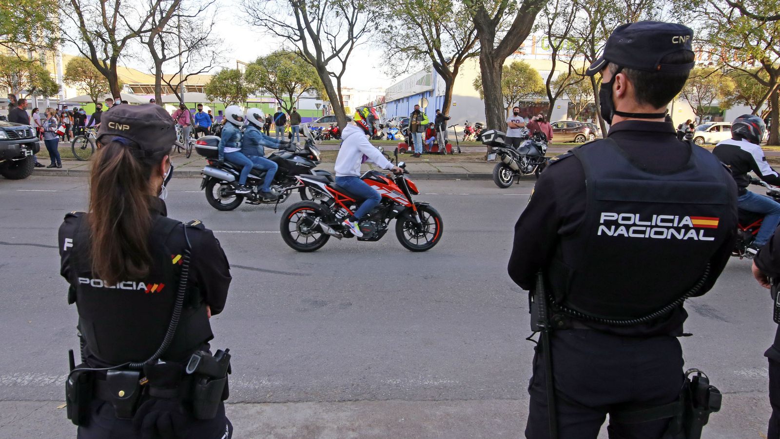 Funcionarios de la Policía Nacional, en la avenida de Europa en la tarde de este viernes.