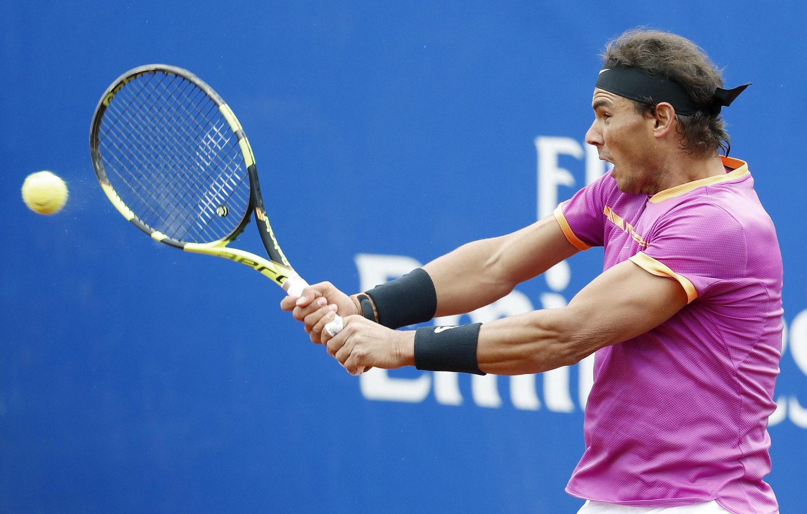Rafa Nadal ejecuta su revés a dos manos ante el coreano Hyeon Chung en cuartos de final del Trofeo Conde Godó.