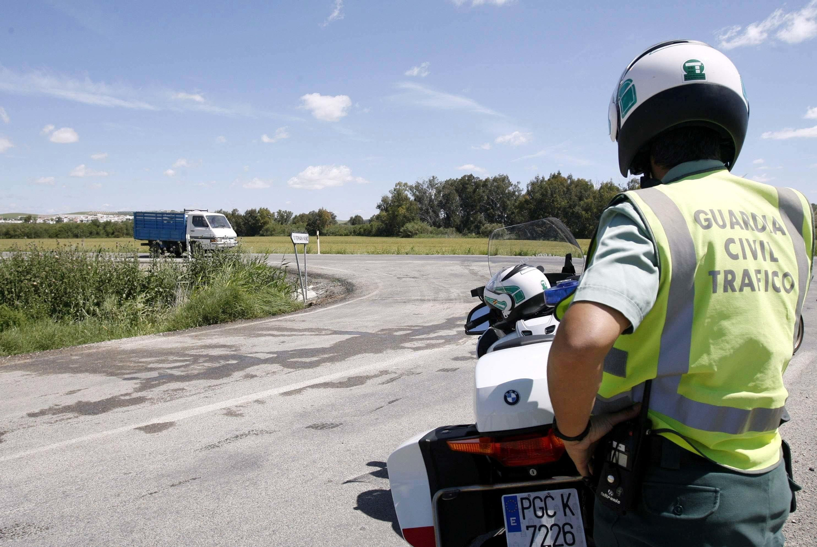 Un guardia civil vigila la Granada-Badajoz.