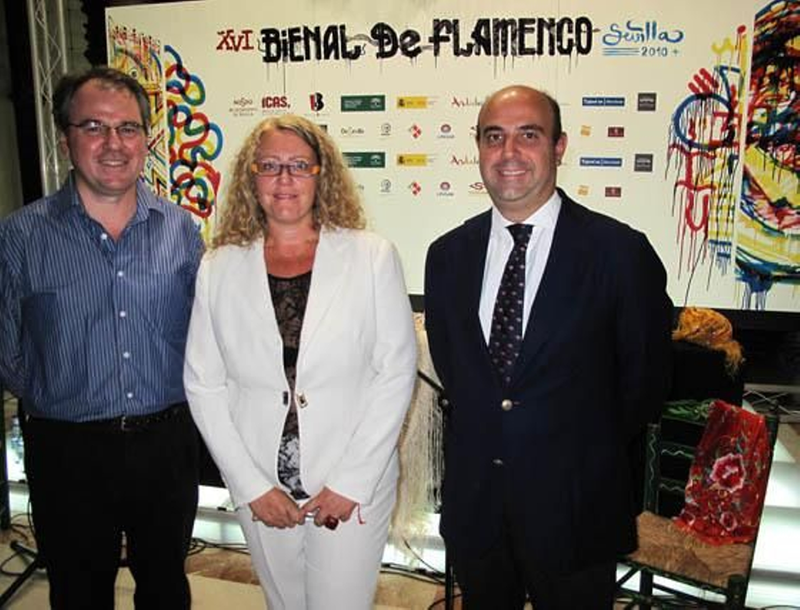 El enólogo Javier Compás, director técnico de la cata; Eva Cepero, productora de ‘Catas con Salero’, y Pedro Sánchez-Cuerda, presidente de la Asociación Empresarial de Hostelería de Sevilla y Provincia.  Foto: Victoria Ramírez