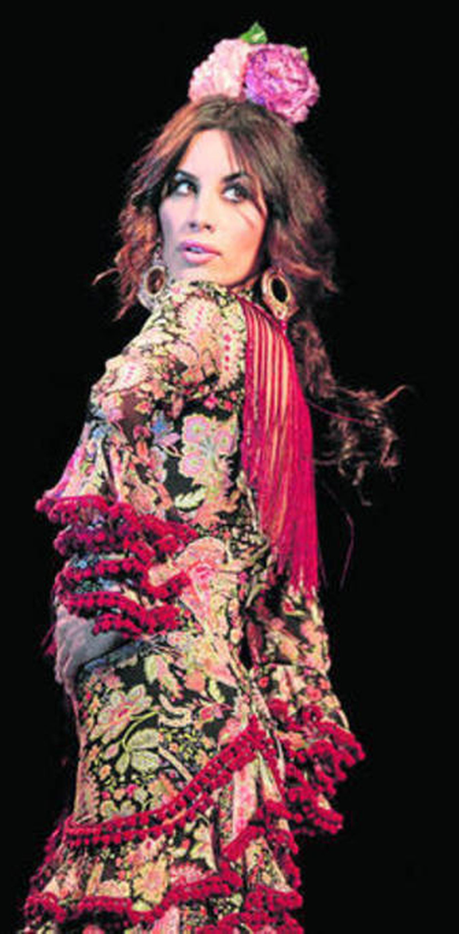 1. Rosalía Zahíno presentó una colección atrevida, con aires oníricos y de marcada sensualidad. La sugerencia del encaje marca su línea. 2. La veteranía de Pilar Vera se dejó ver en la maestría de las formas y en su capacidad para fundir tradición con novedad. Este año con transparencias en mangas. 3. Detalle de transparencia en espalda en un diseño de Sara de Benítez.