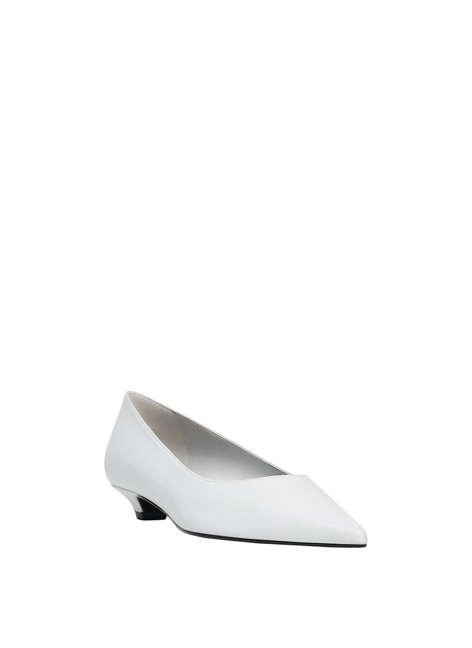 Salones de tacón bajo: estilo vintage de color blanco. De Uterqüe. Los mejores zapatos de tendencia esta temporada