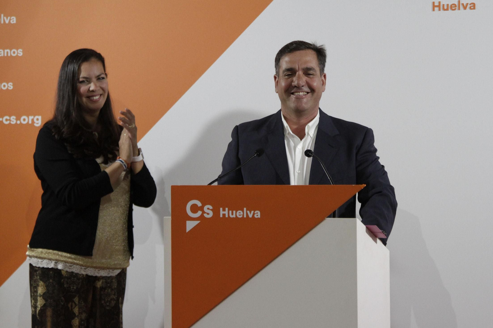 María Martín aplaude a Néstor Santos durante su intervención.