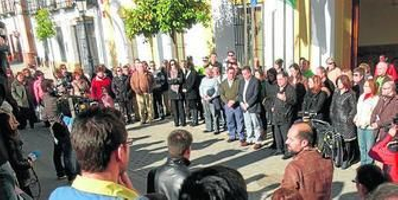 Cientos de vecinos de La Palma se concentraron ayer a las puertas del Ayuntamiento para mostrar su repulsa por el asesinato.