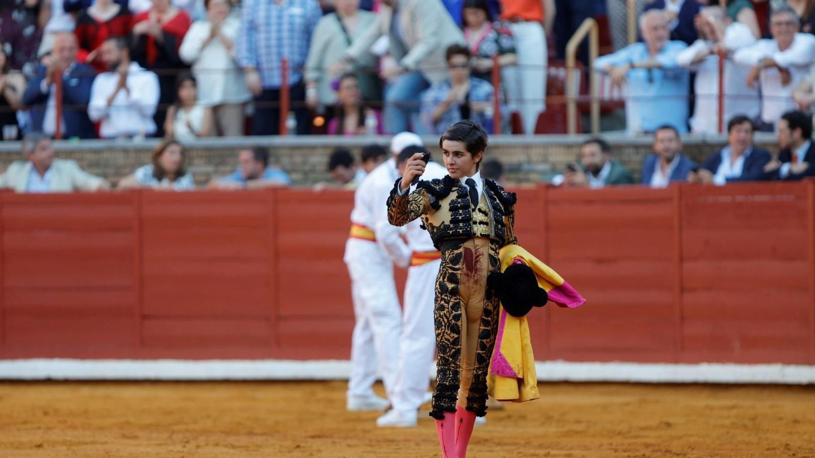 Manuel Román saluda al tendido.
