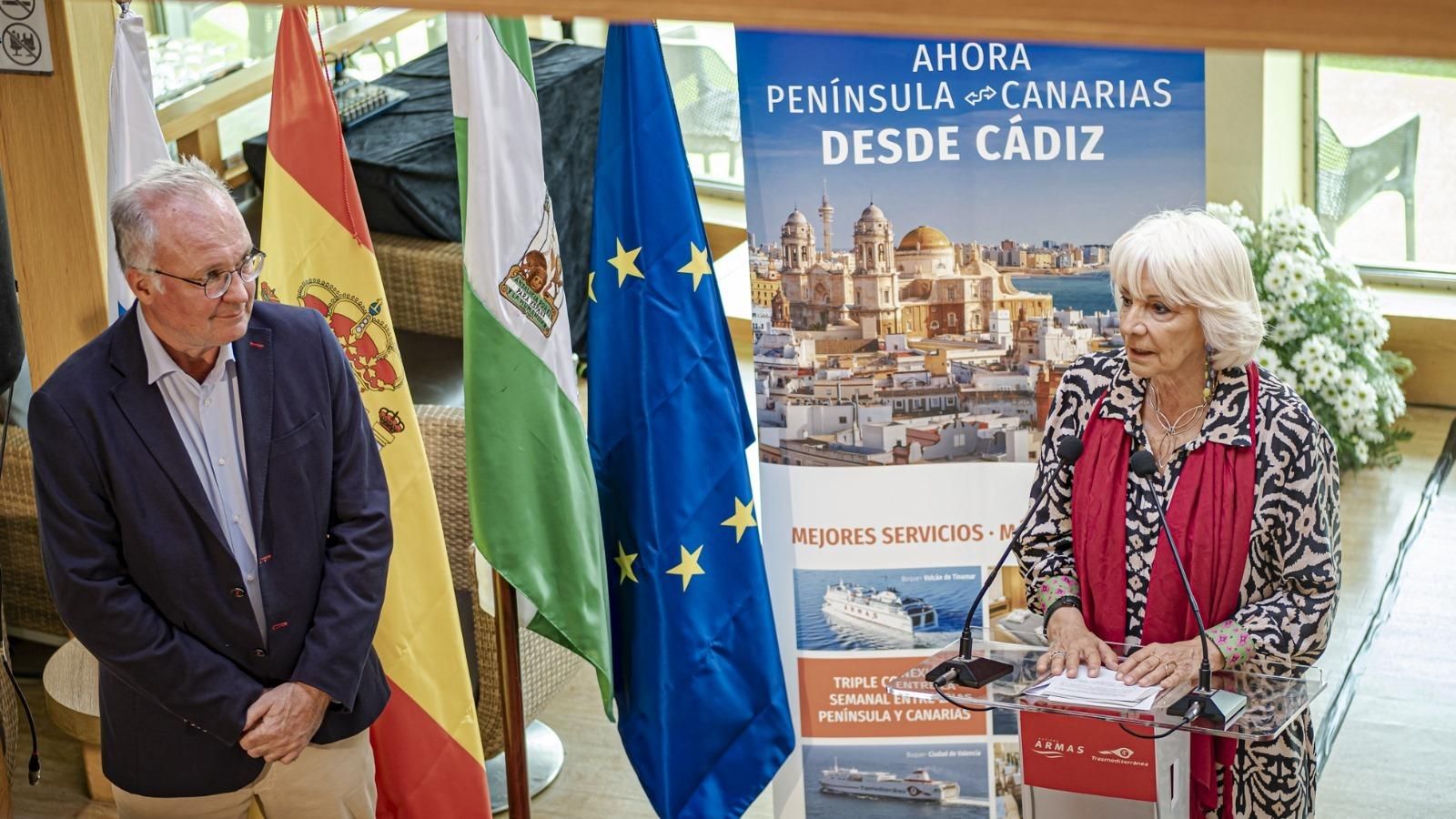 El consejero delegado de Armas Trasmediterránea, Kent Hagbarth, junto a Teófila Martínez, a bordo del Volcán de Tinamar