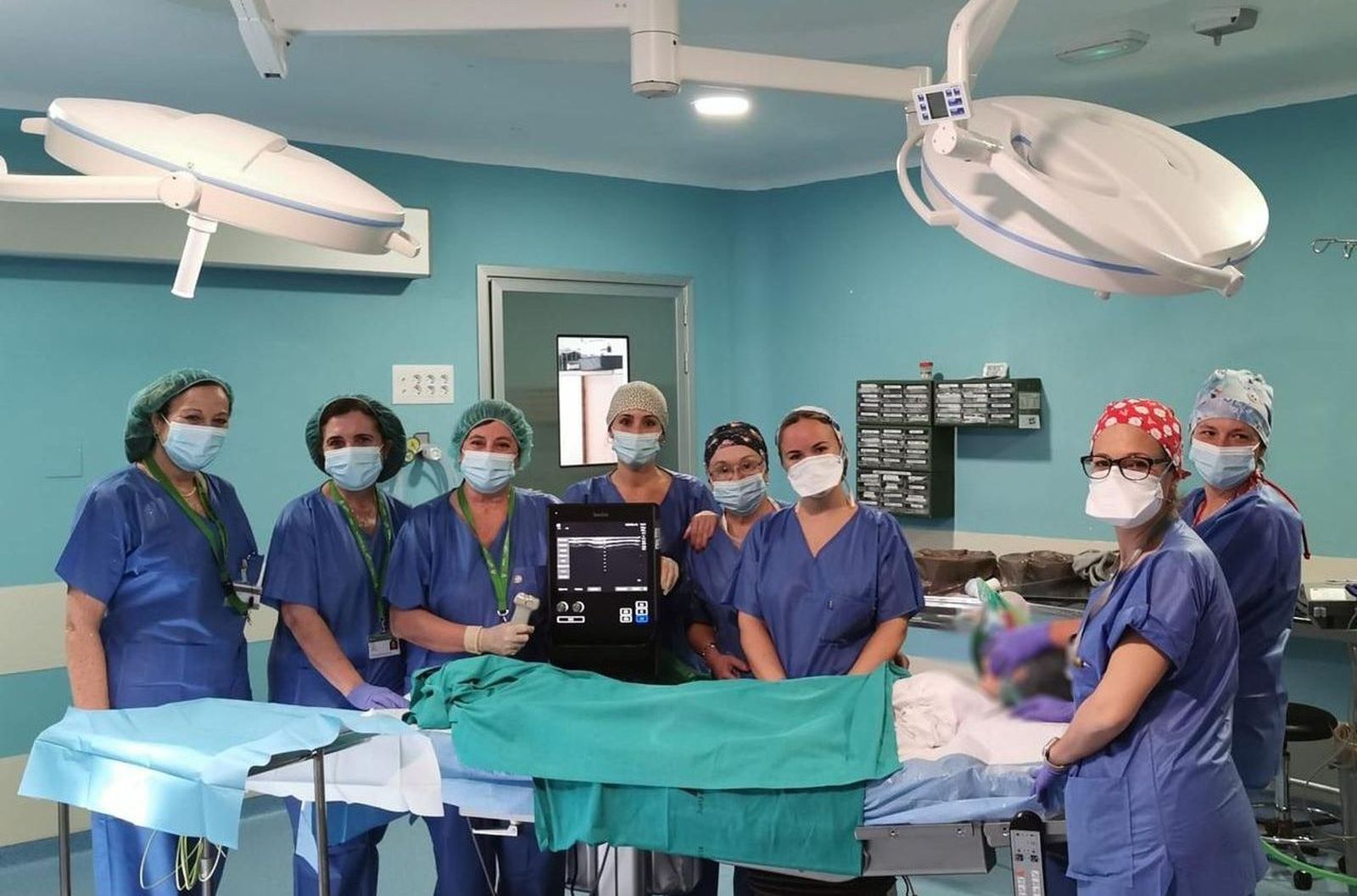 Médicas rehabilitadoras, anestesiólogas y personal de enfermería, con las dos jefas de los servicios clínicos implicados.