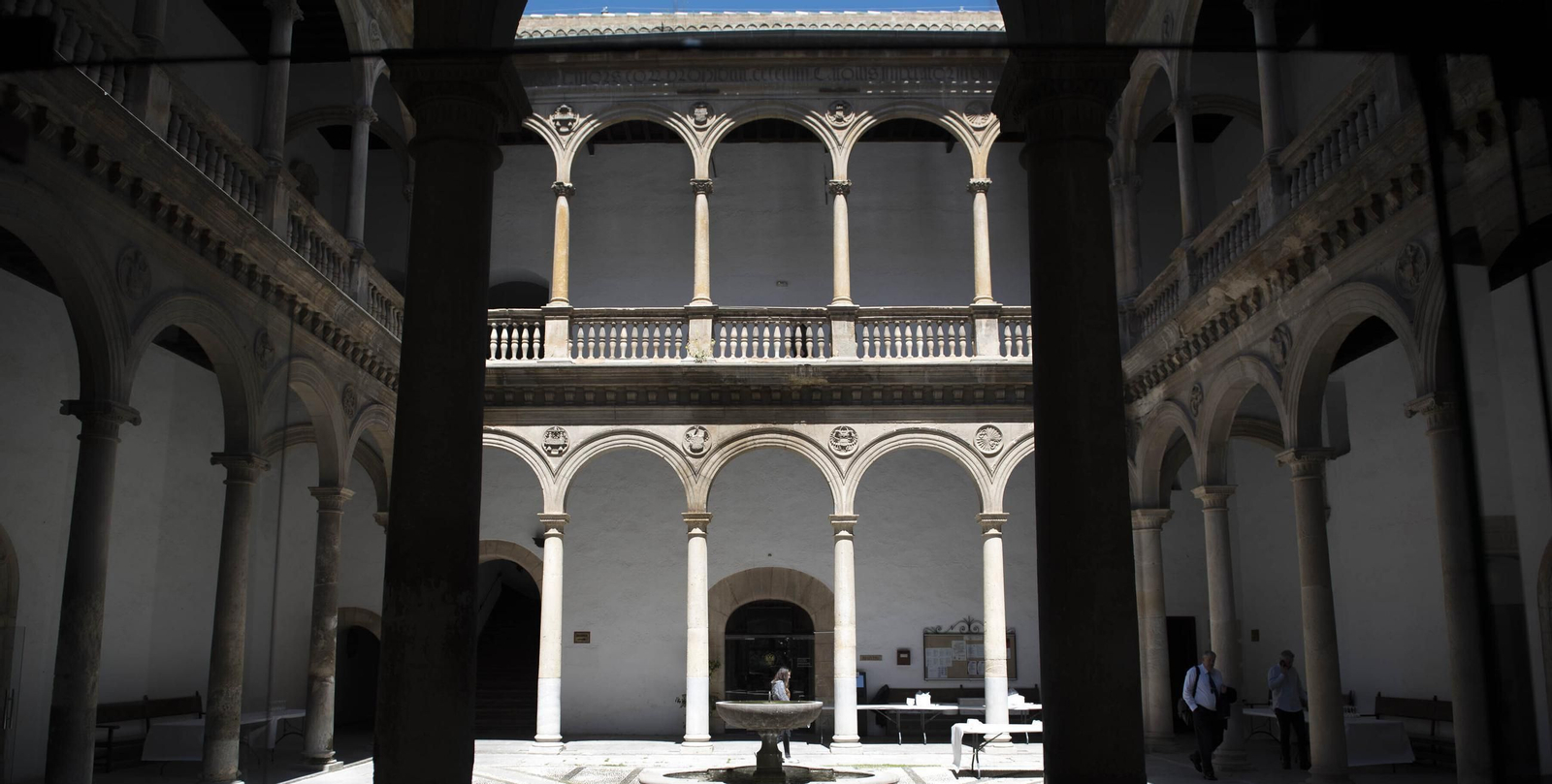 Patio del Hospital Real, sede del Rectorado.