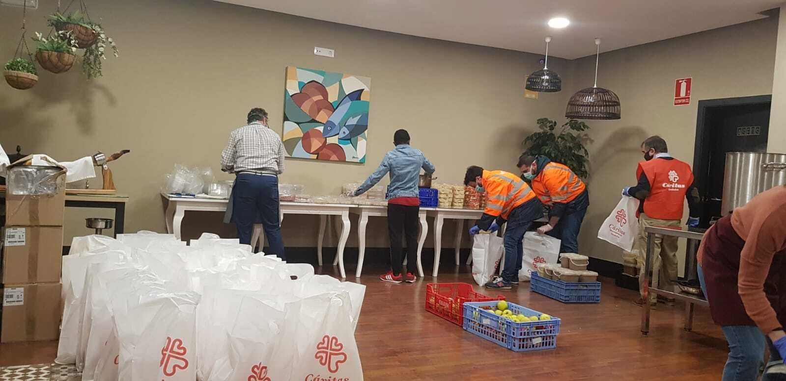 Reparto de comida a personas vulnerables desde Cáritas.