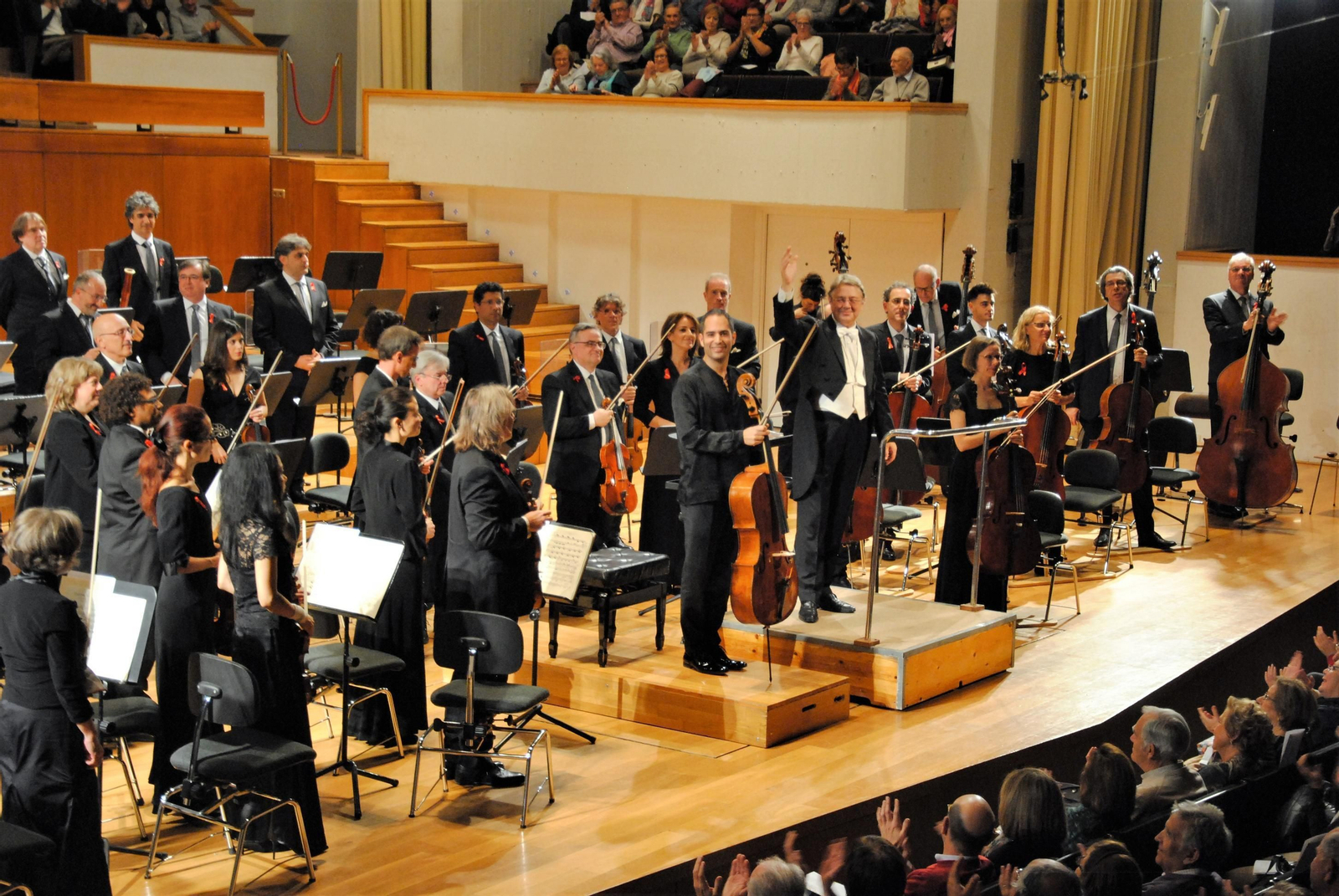 La OCG junto a Pastrana agradecen al público tanto cariño y aplausos tras el recital en el auditorio Manuel de Falla.