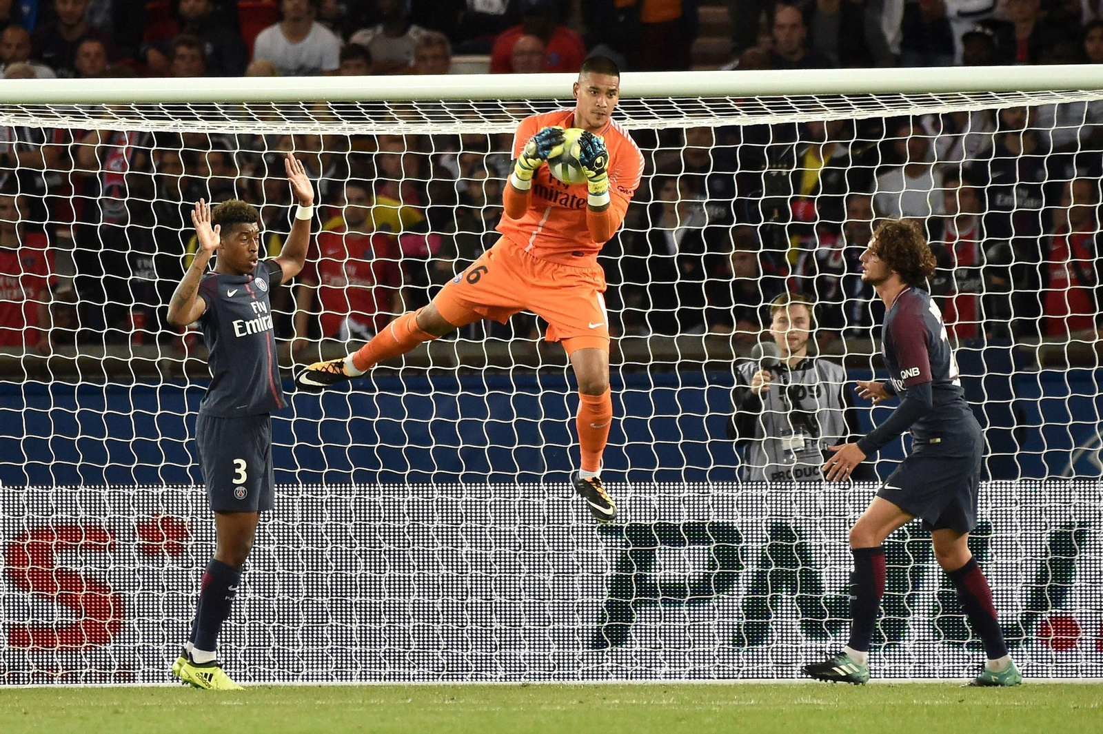 Areola sale de su portería en un reciente partido del PSG contra el Toulouse.