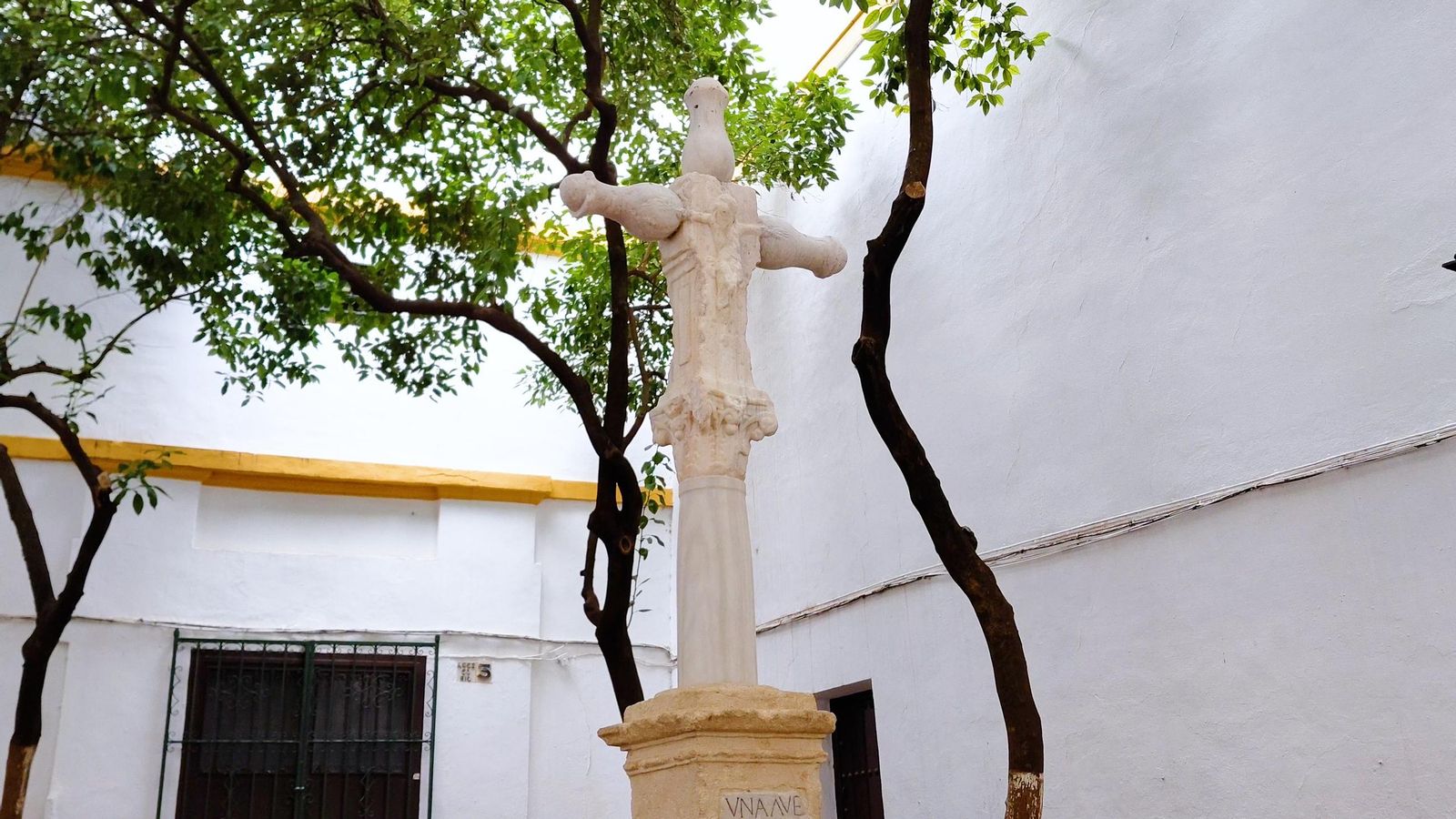 La cruz de la Plaza Santa Marta, lugar donde se dice que Don Juan raptó a Doña Inés