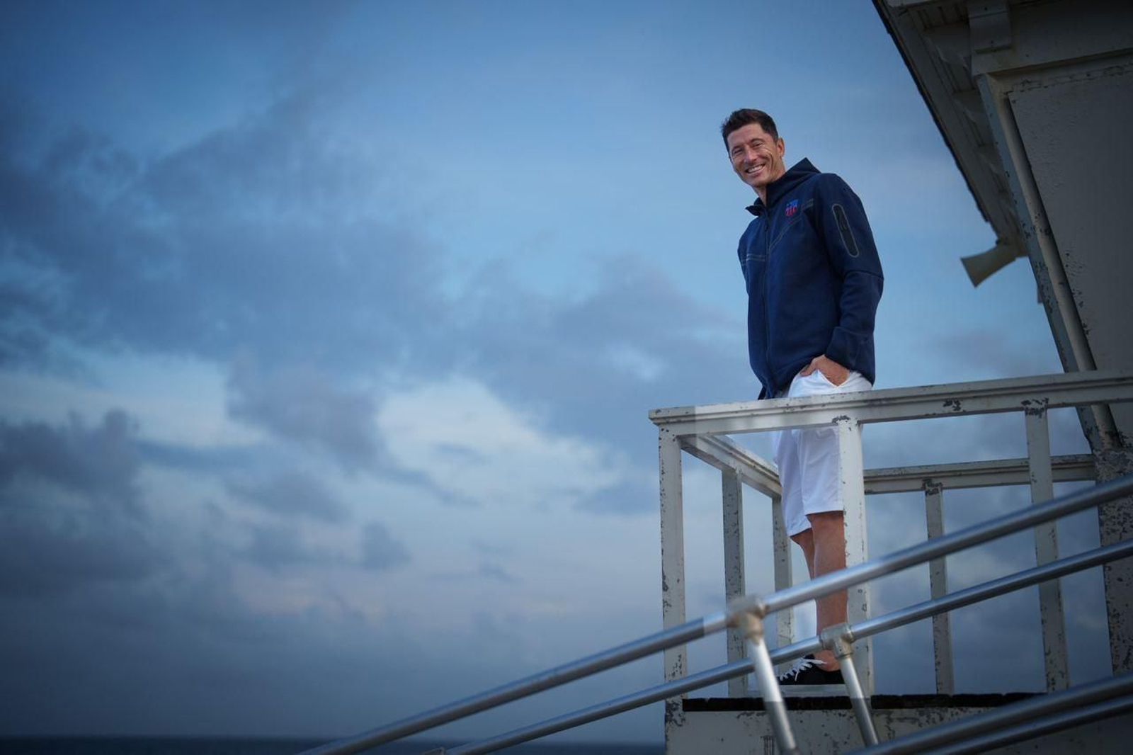 Lewandowski posa con una sudadera con el escudo del Barcelona.