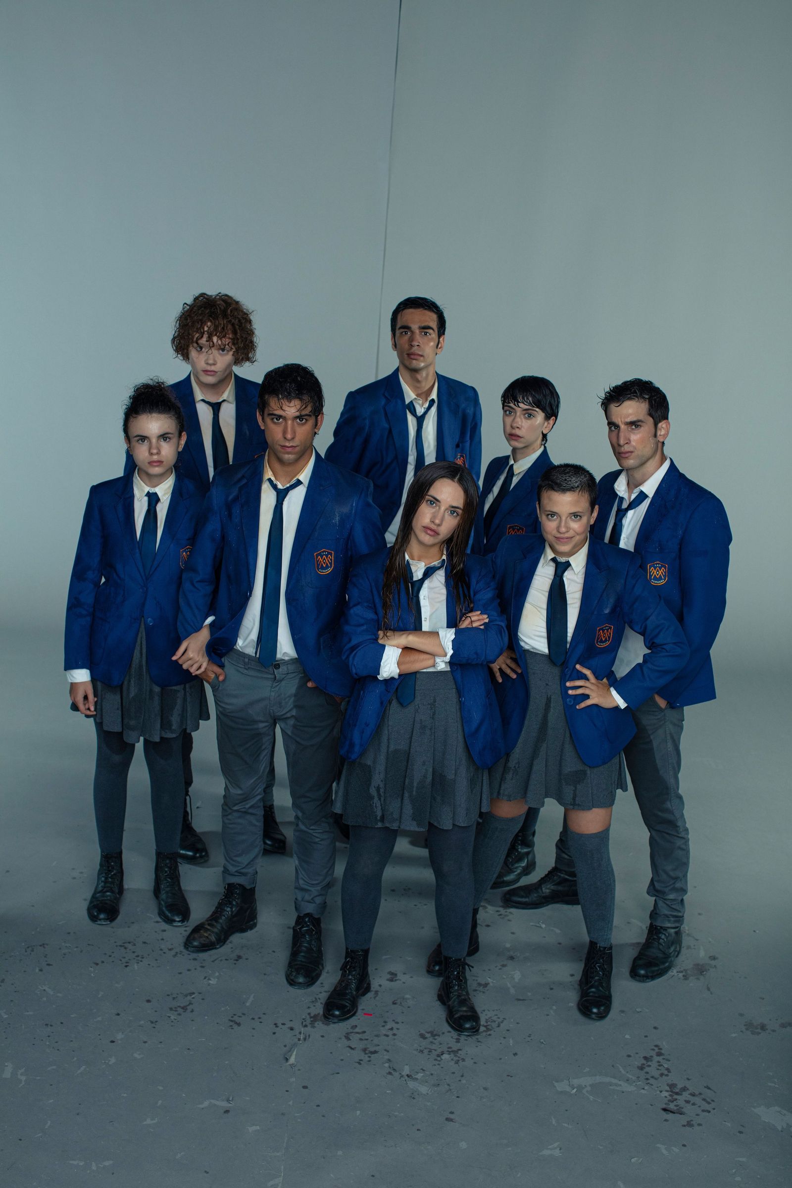 Elenco joven de 'El internado: Las Cumbres', con sus protagonistas en el centro.