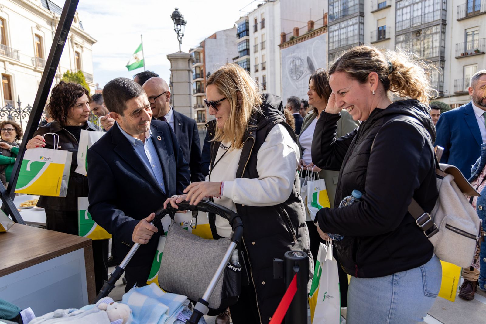Izado de la Bandera de Andalucía y en un desayuno molinero en Jaén