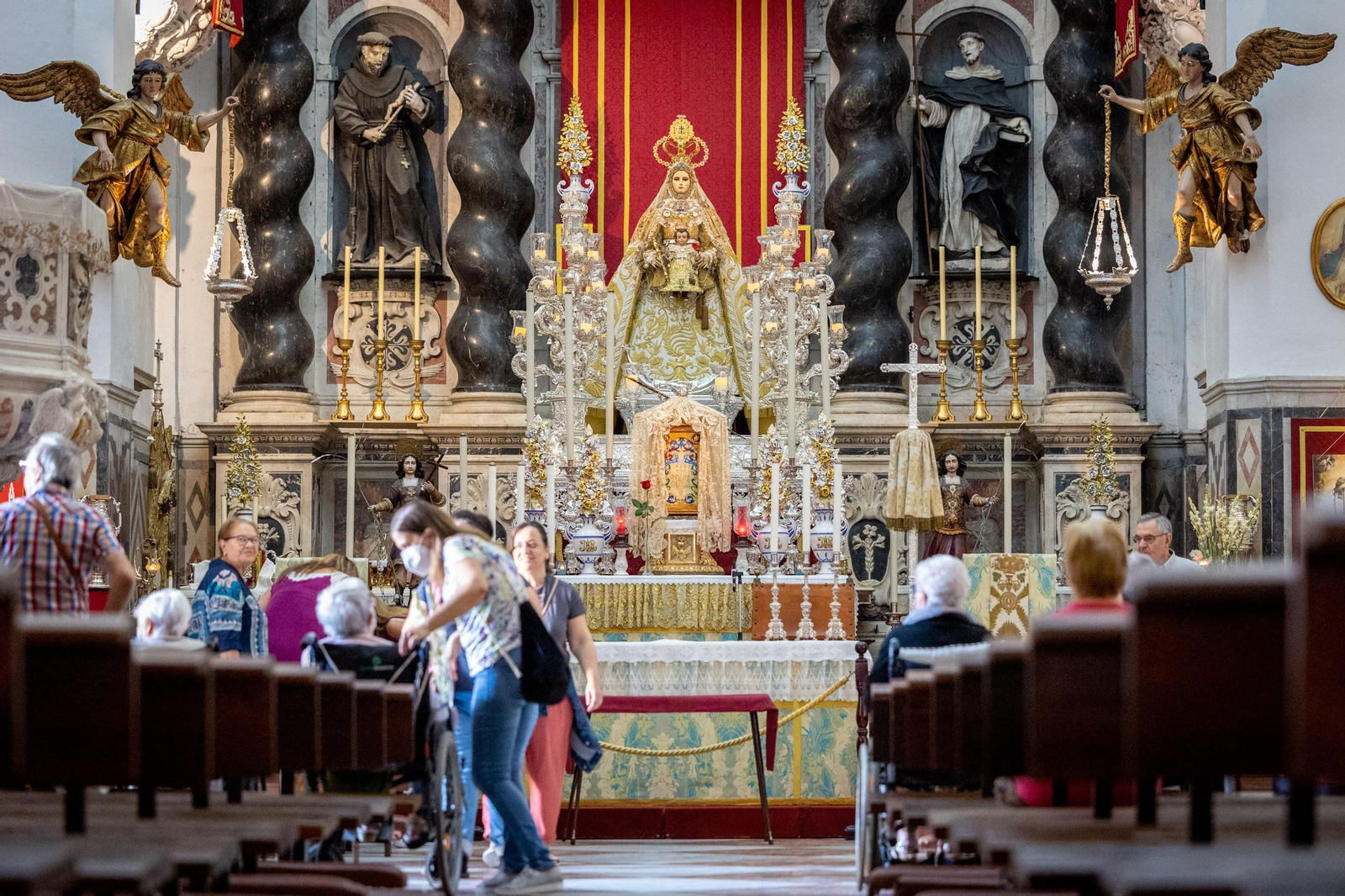 Los niños entregan los tradicionales nardos a la Patrona