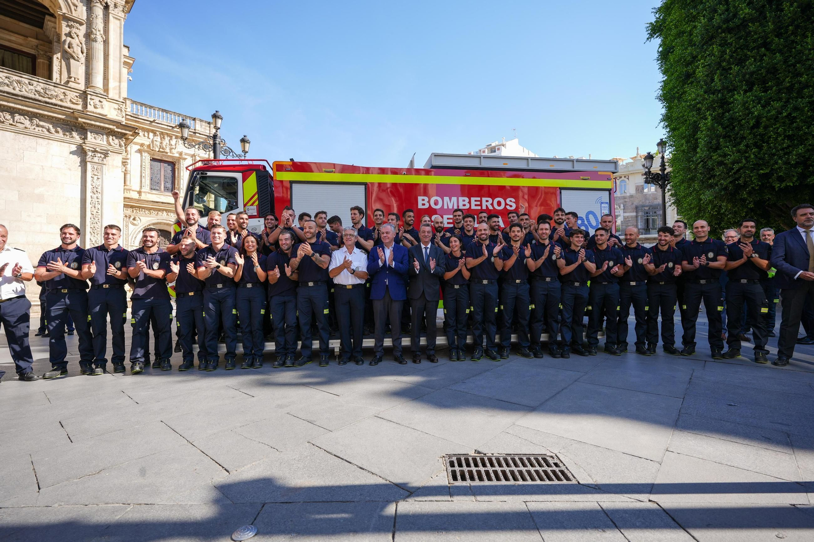 Los 45 Bomberos que se han incorporado posan con el alcalde José Luis Sanz