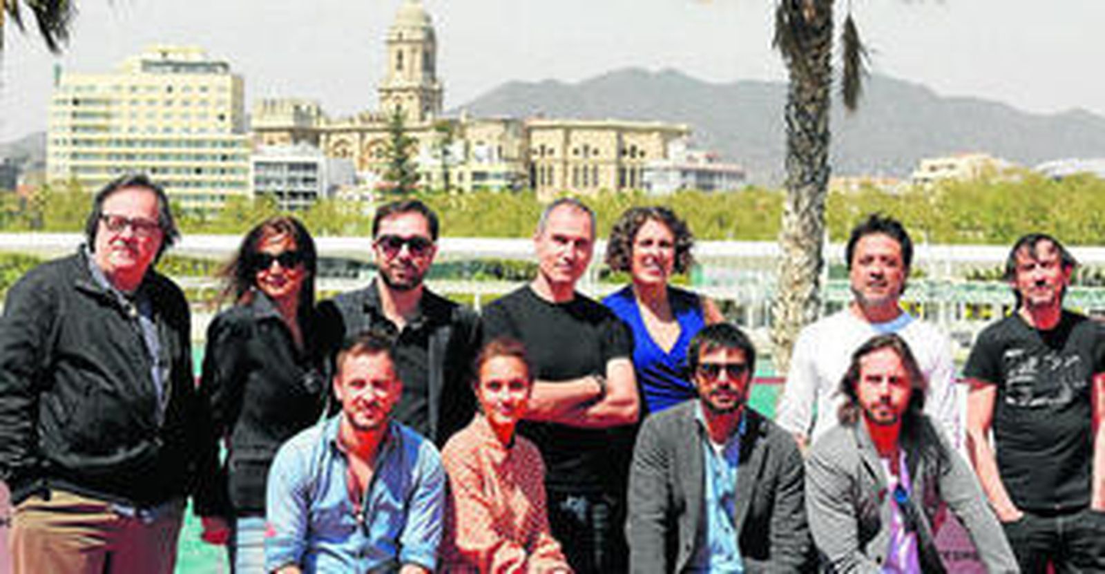 Parte del equipo y del reparto de 'Dioses y perros' ayer en su presentación en el festival.