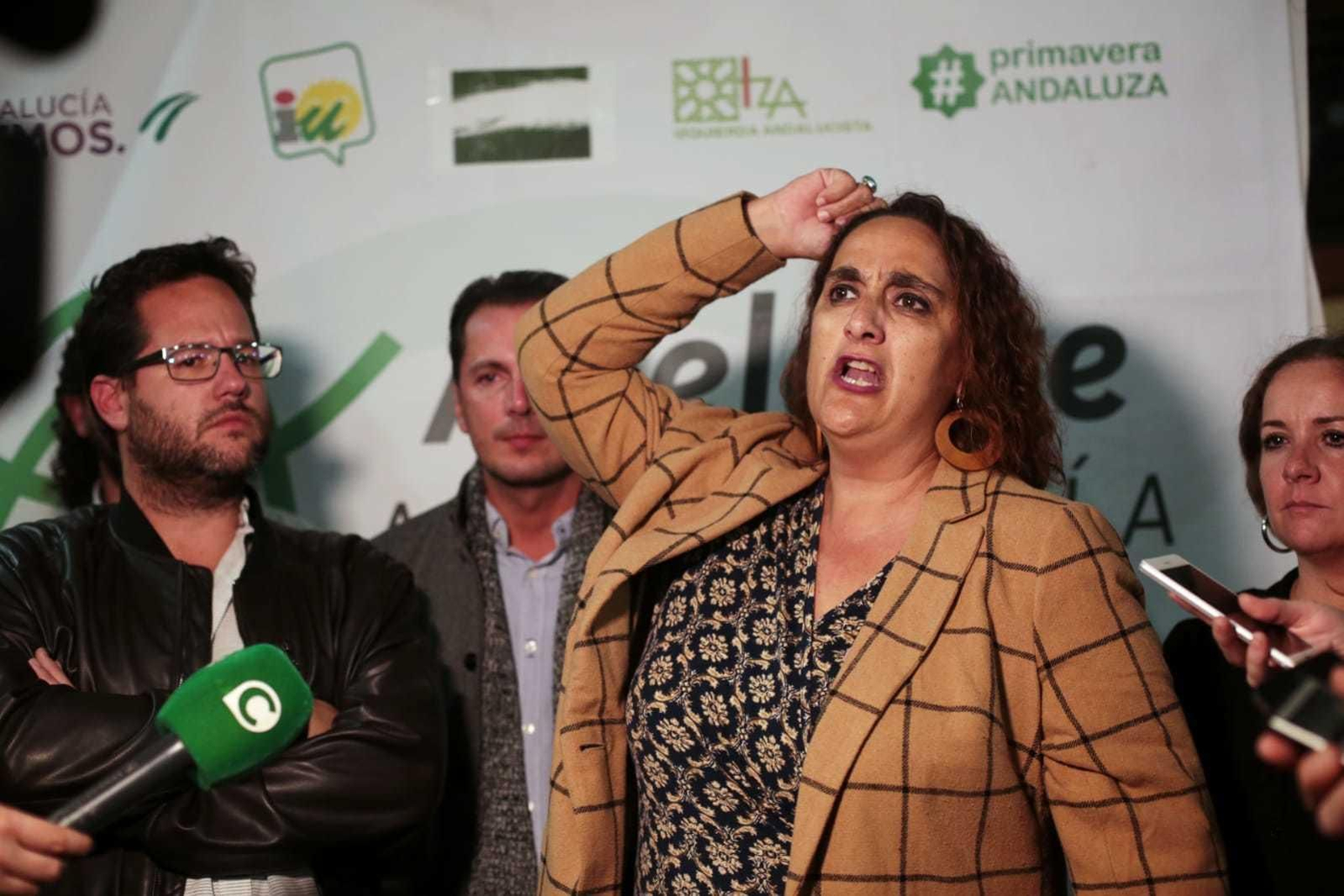 Militantes de Adelante Andalucía celebran los resultados obtenidos en la noche electoral.