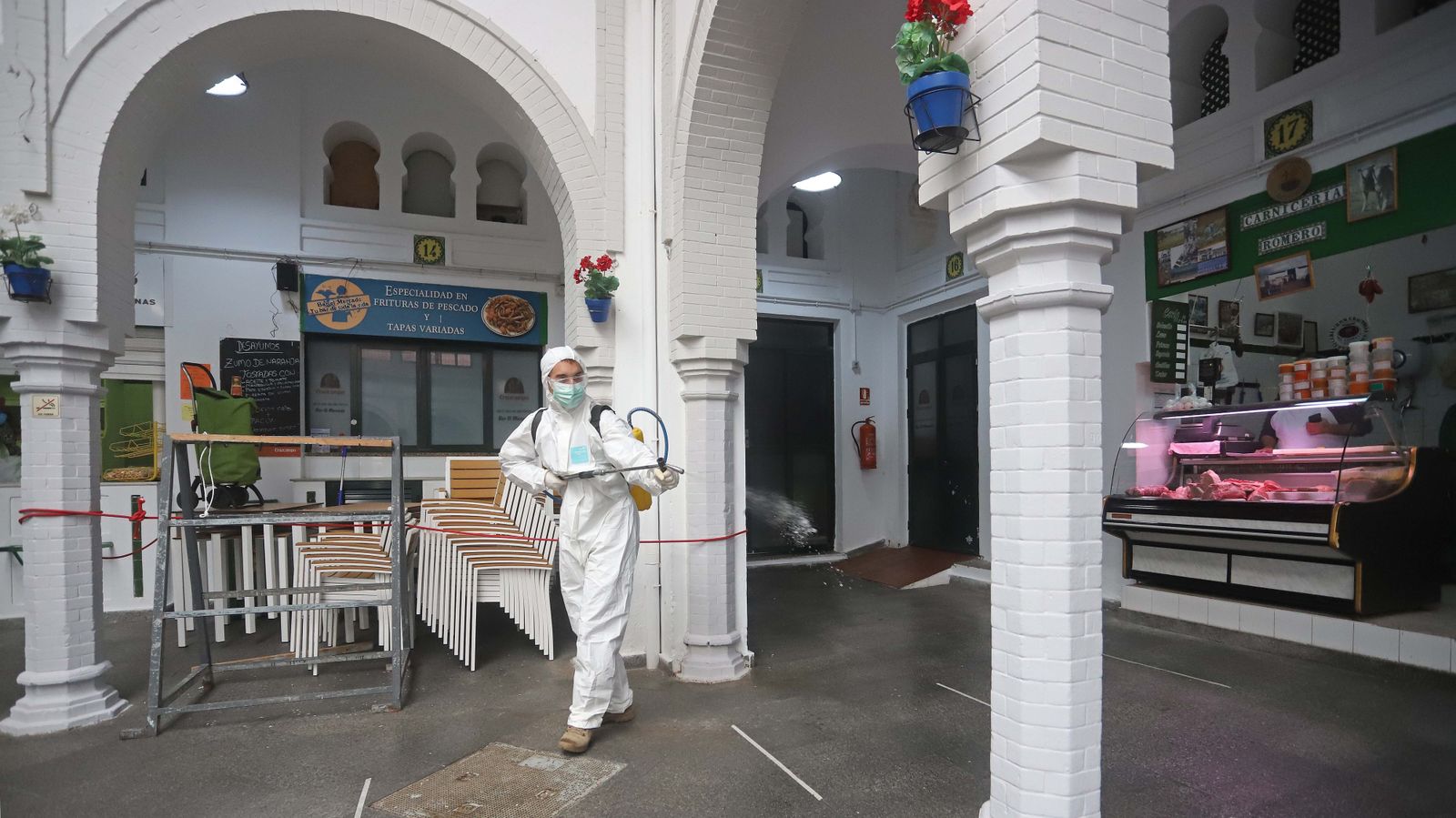 Fotos de las tareas de desinfección y limpieza de la Infantería de Marina en Tarifa