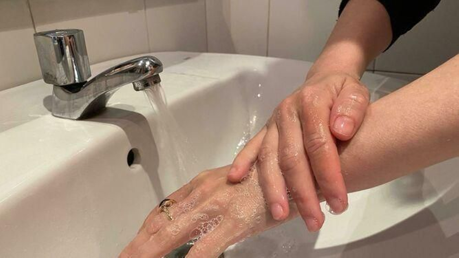 Lavarse las manos se ha convertido en un gesto más frecuente que nunca.