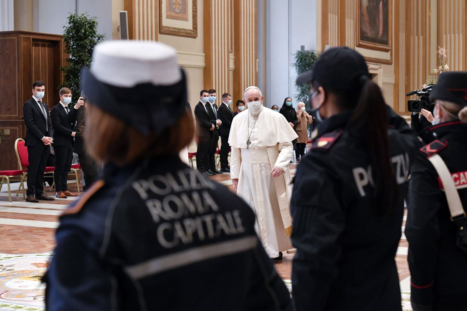 Francisco se dispone a dar su mensaje de Navidad.