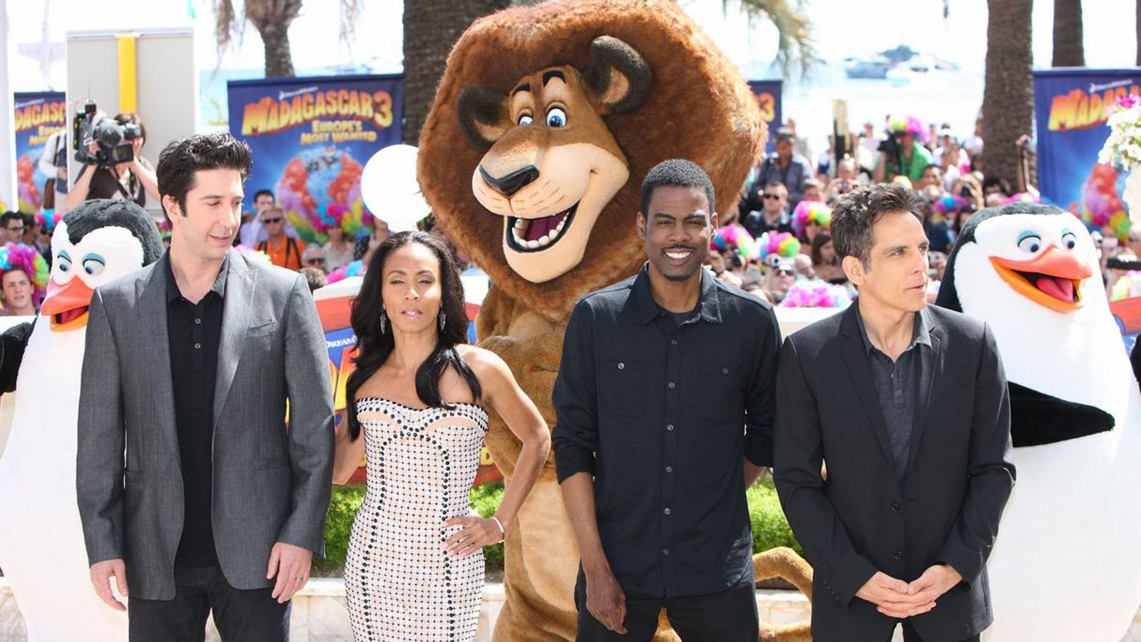 Jada y Chris (centro) con otros actores, el año 2016 en la presentación de 'Madagascar'.