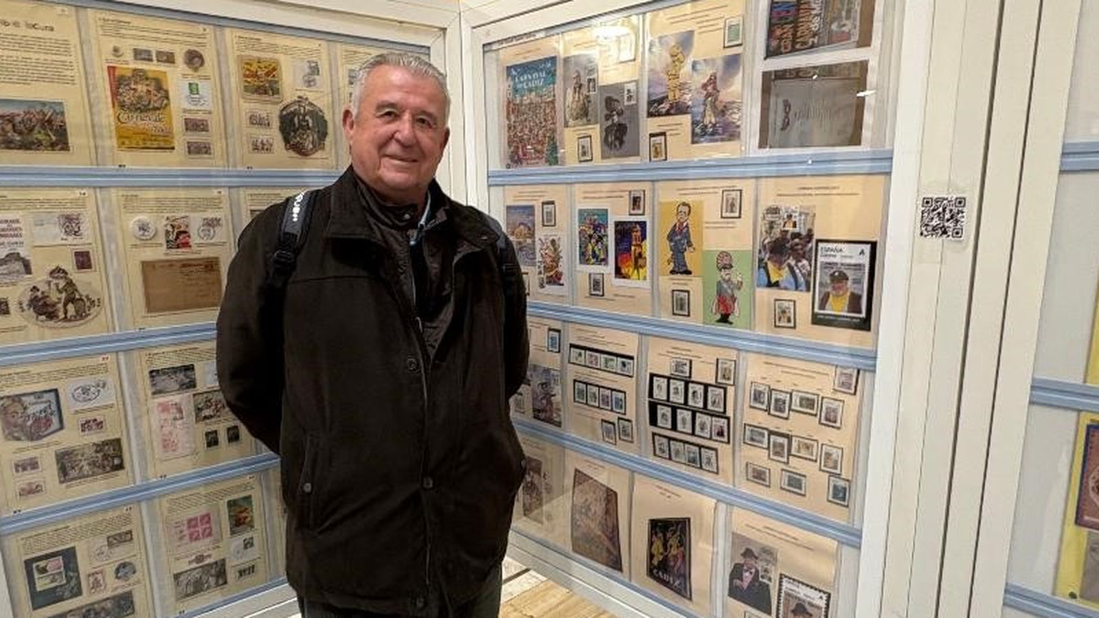 José Eduardo Lasarte, ante uno de sus paneles, durante la inauguración de la exposición en la Oficina de Correos.