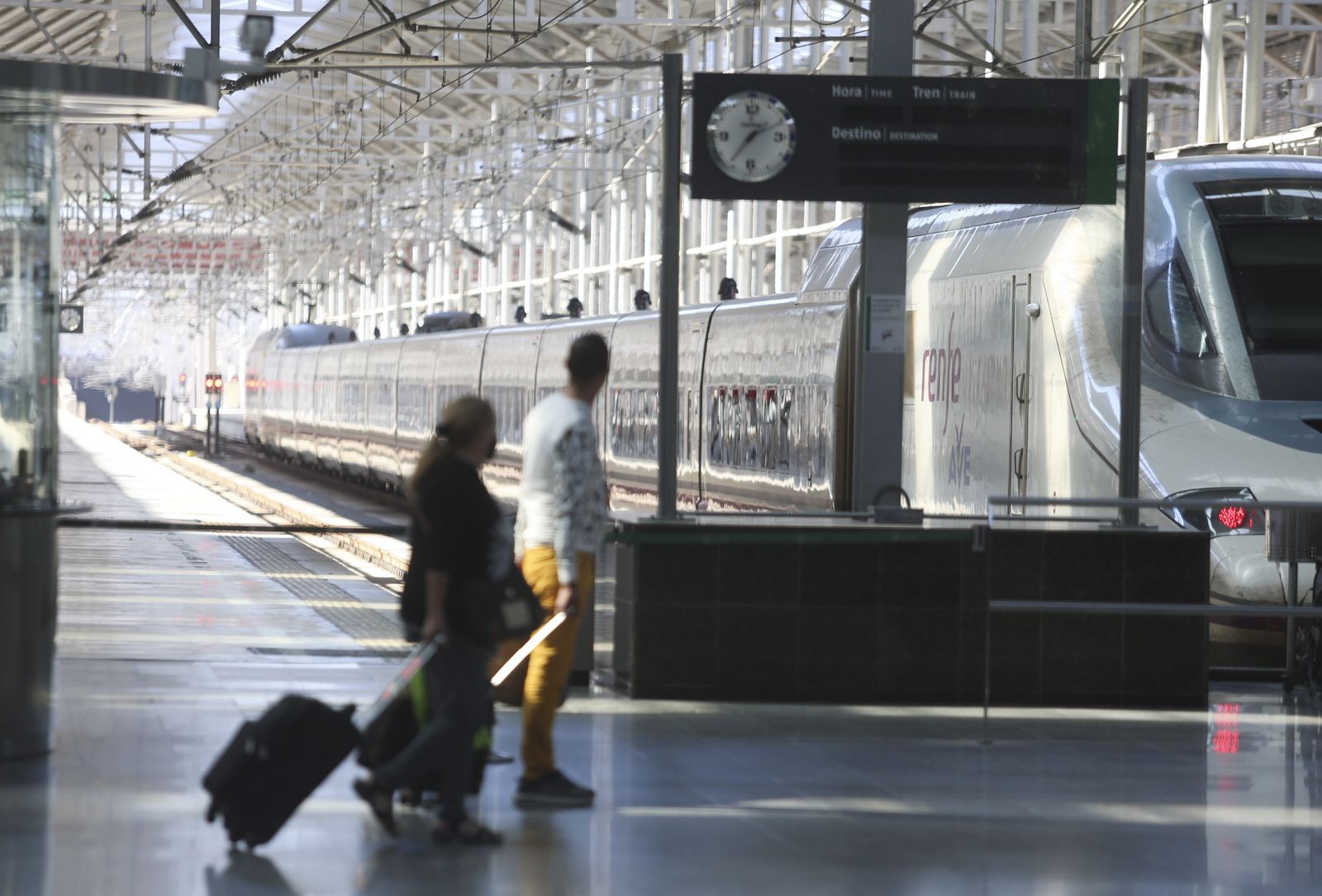 Viajeros junto a un AVE en la estación María Zambrano.