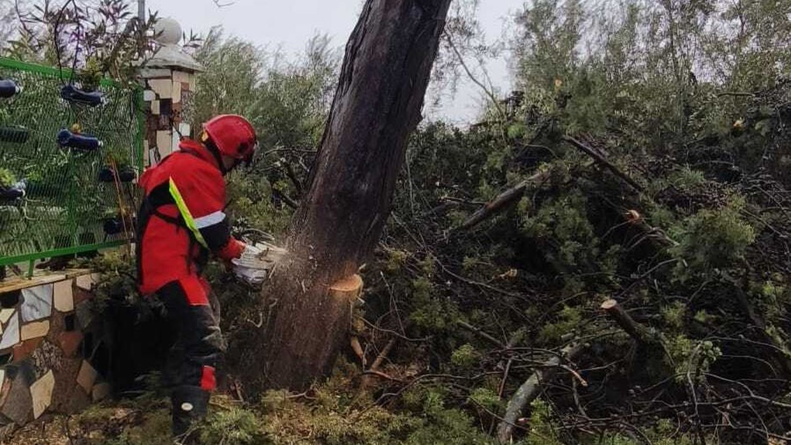 Trabajos en una carretera afectada por el temporal.