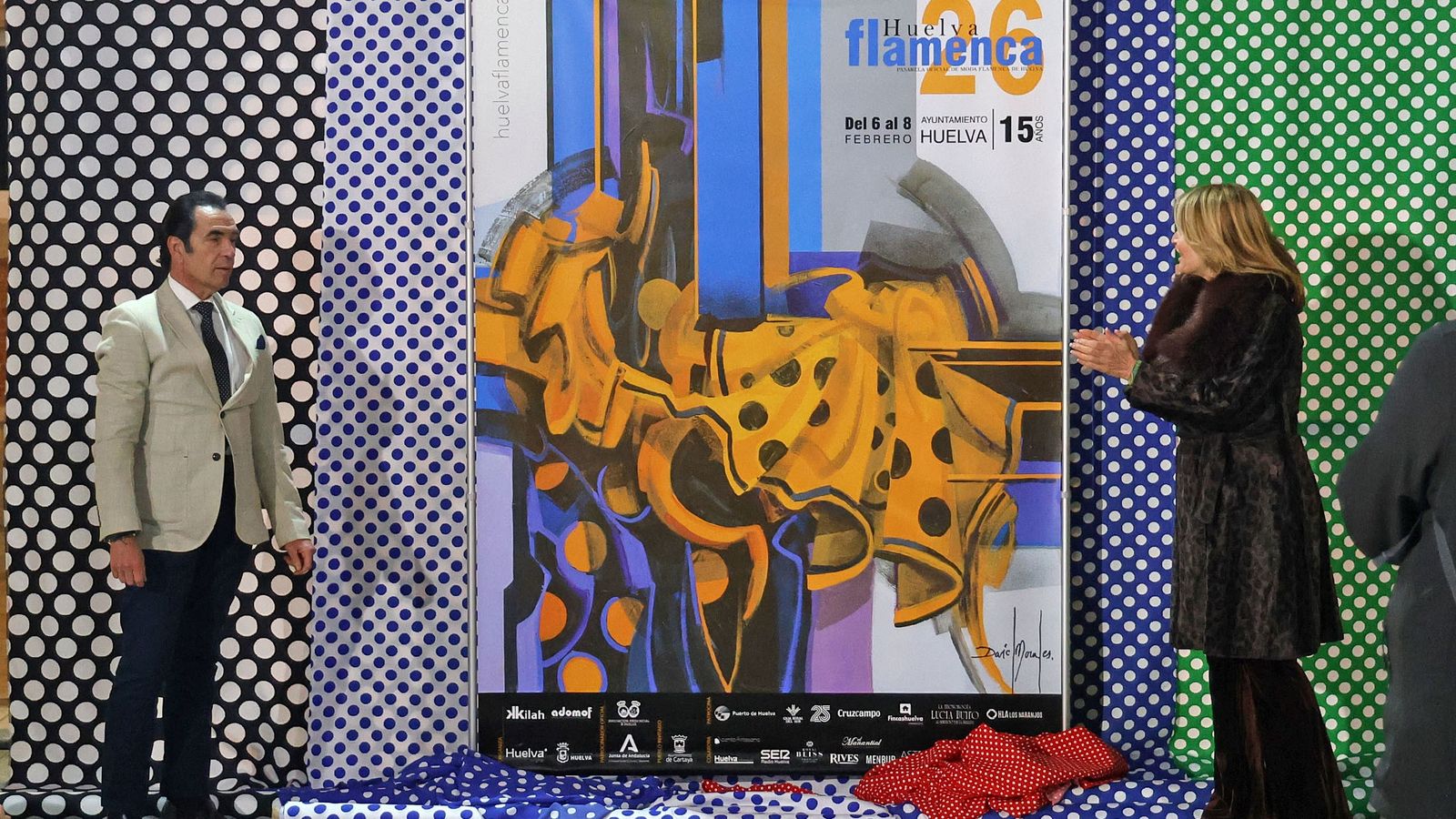 David Morales y Pilar Miranda durante la presentación del cartel de la pasarela de moda Huelva Flamenca.