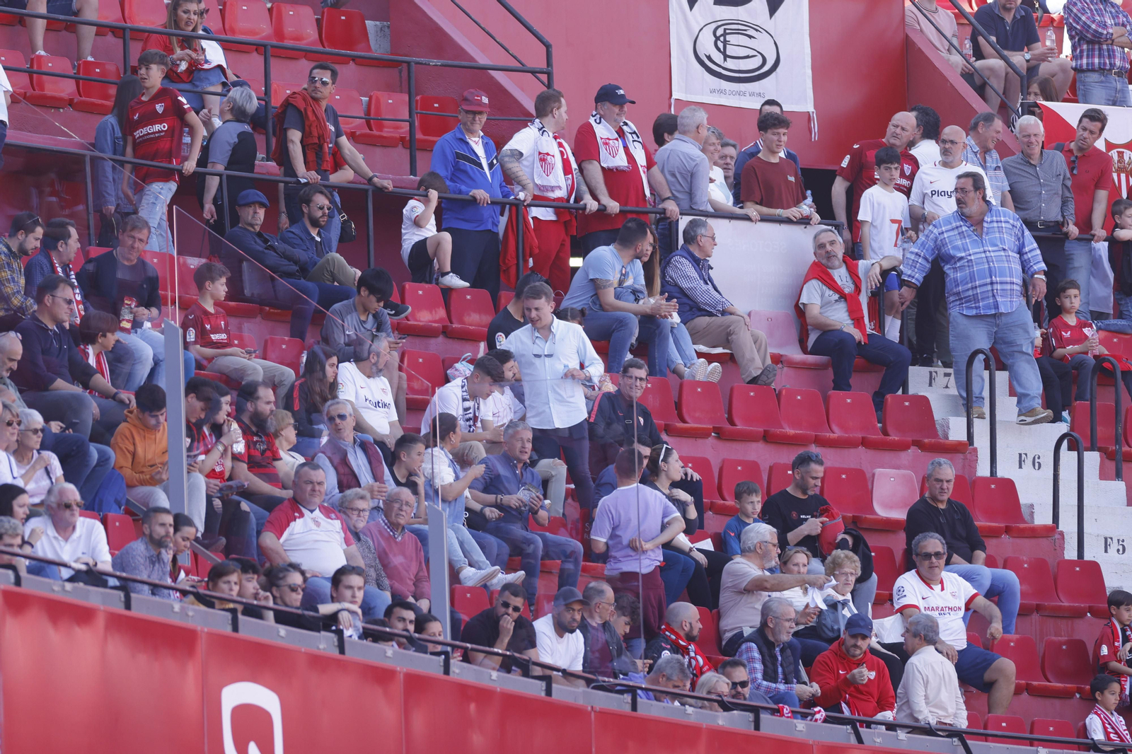 Búscate en las fotos del Sevilla-Almería