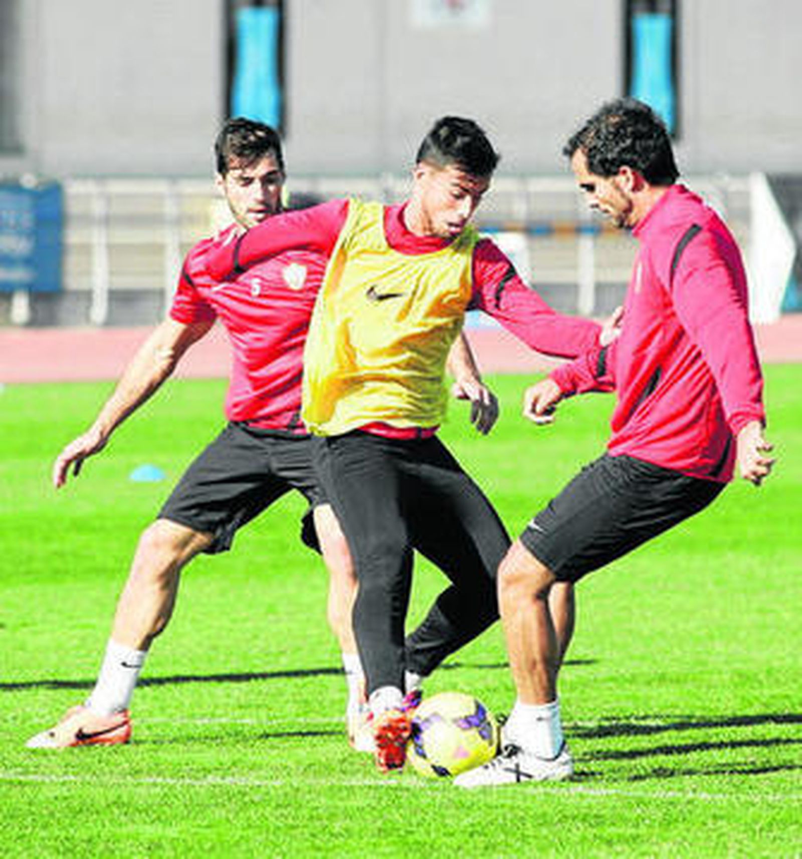 Verza y Trujillo le roban un balón a Suso.