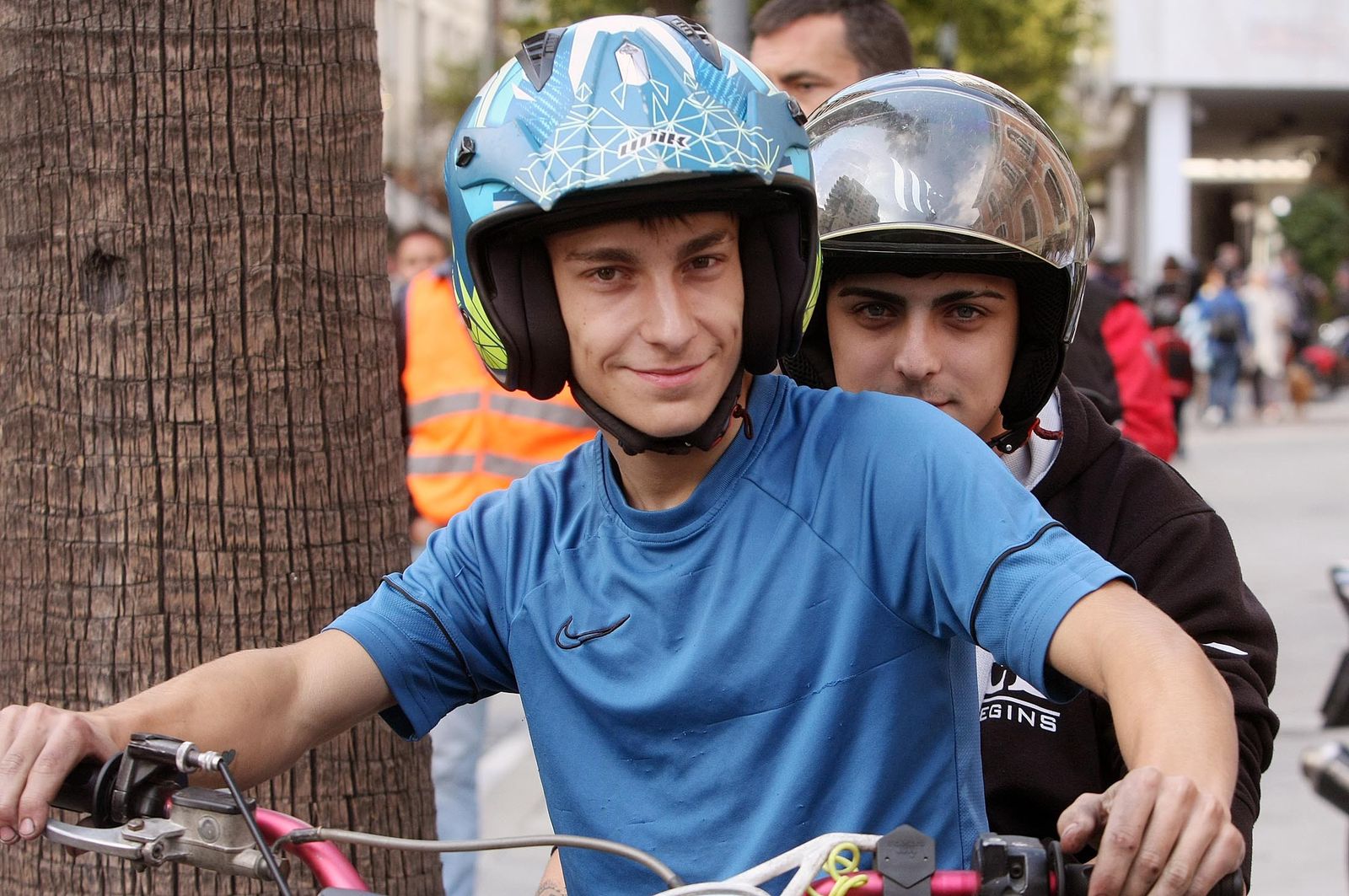 Imágenes de la concentración motera en memoria de Hugo Millán por las calles de Huelva