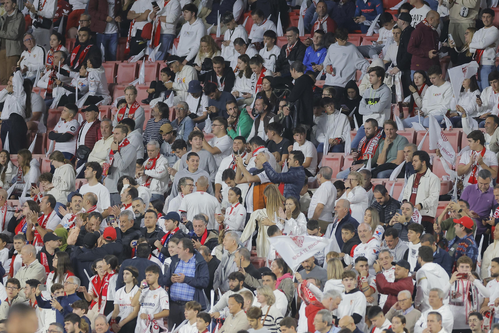 Búscate en las fotos del Sevilla-Arsenal