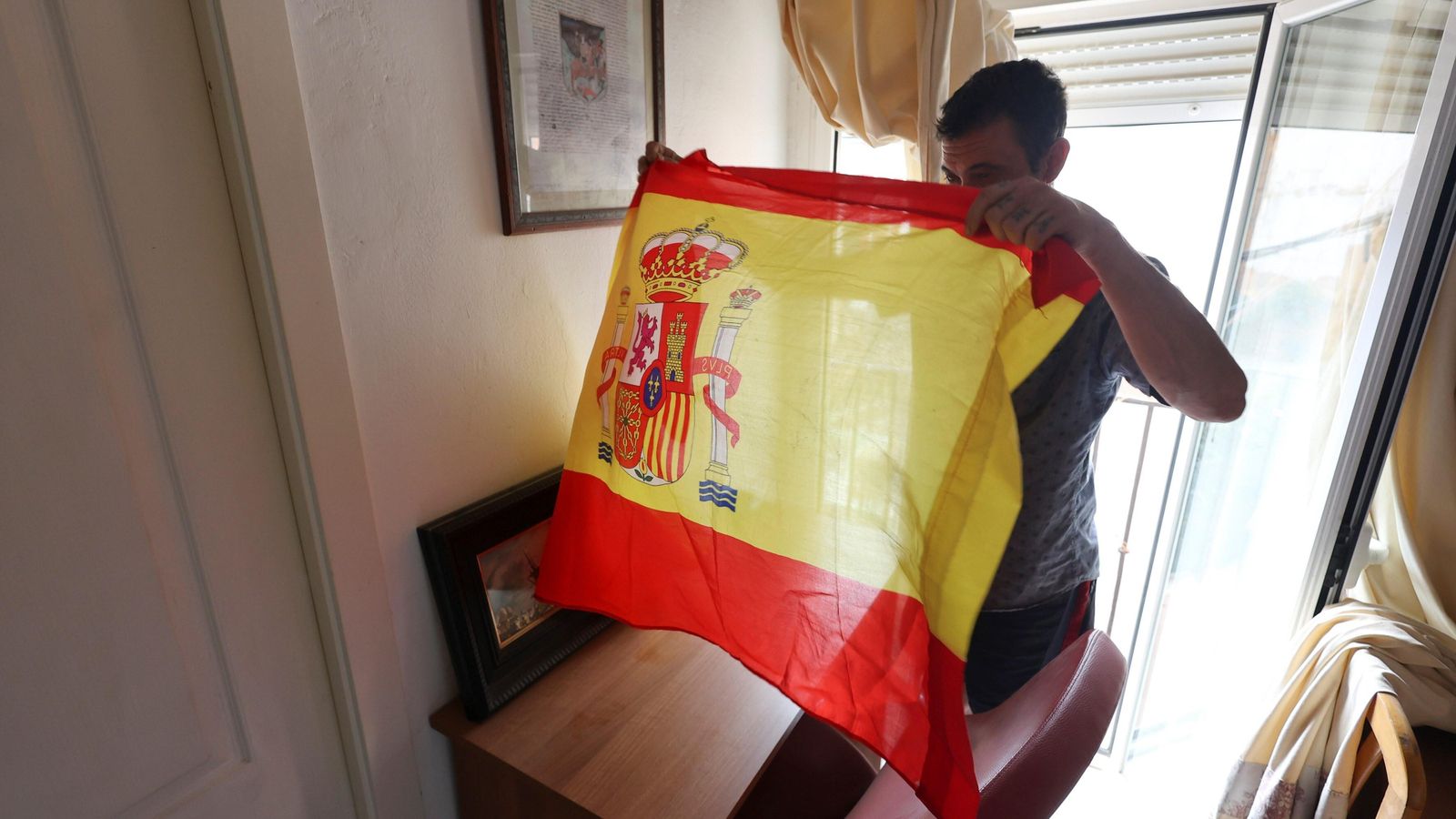 Hoyaz sosteniendo una bandera de España. Hoyaz sosteniendo una bandera de España.