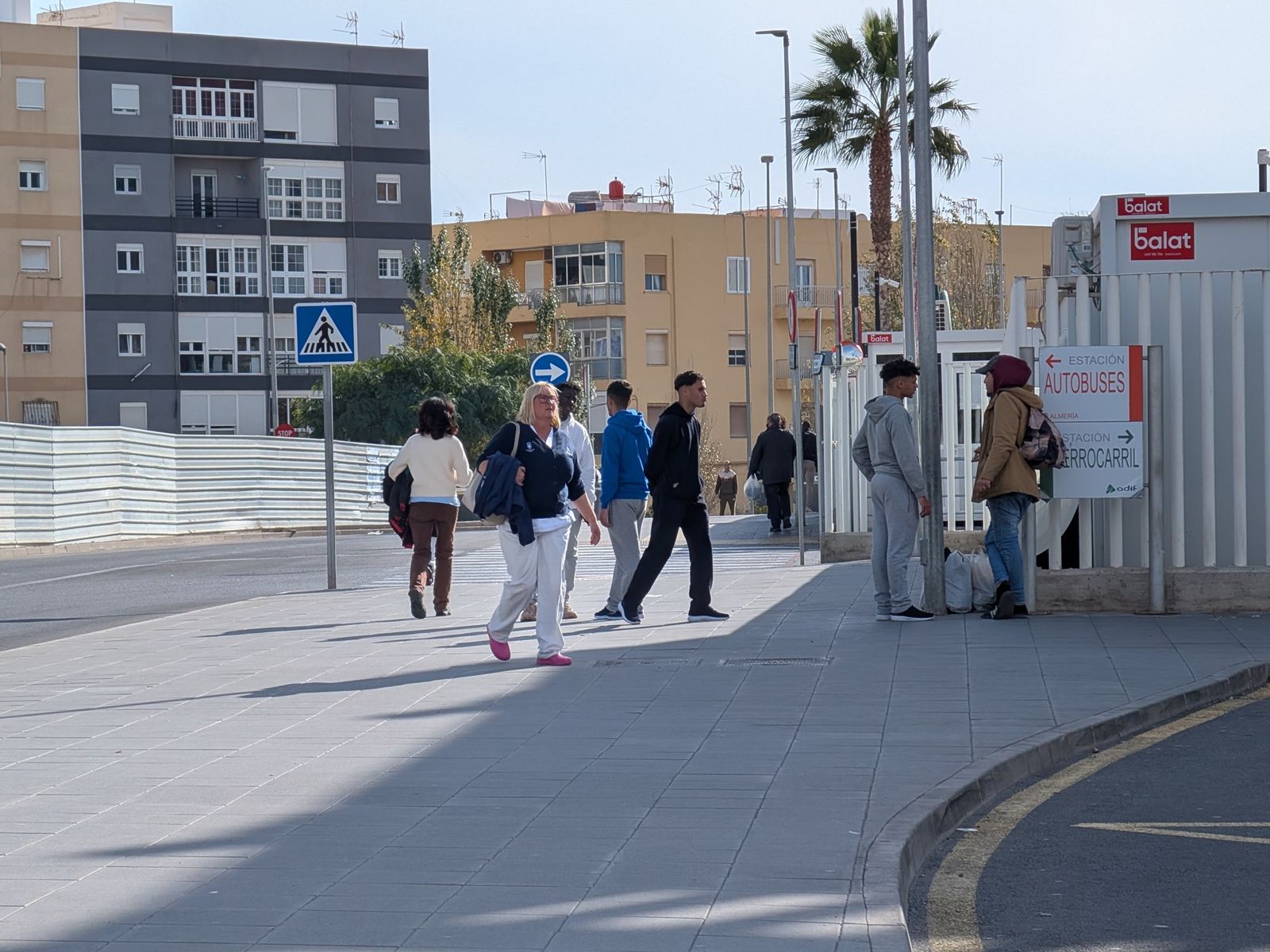 Los taxistas piratas llevan su negocio hasta la estación provisional de Almería, antigua estación de trenes de la capital.
