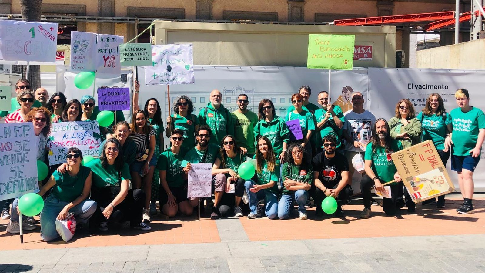 Los profesores se movilizan para pedir mejoras en el centro educativo onubense.