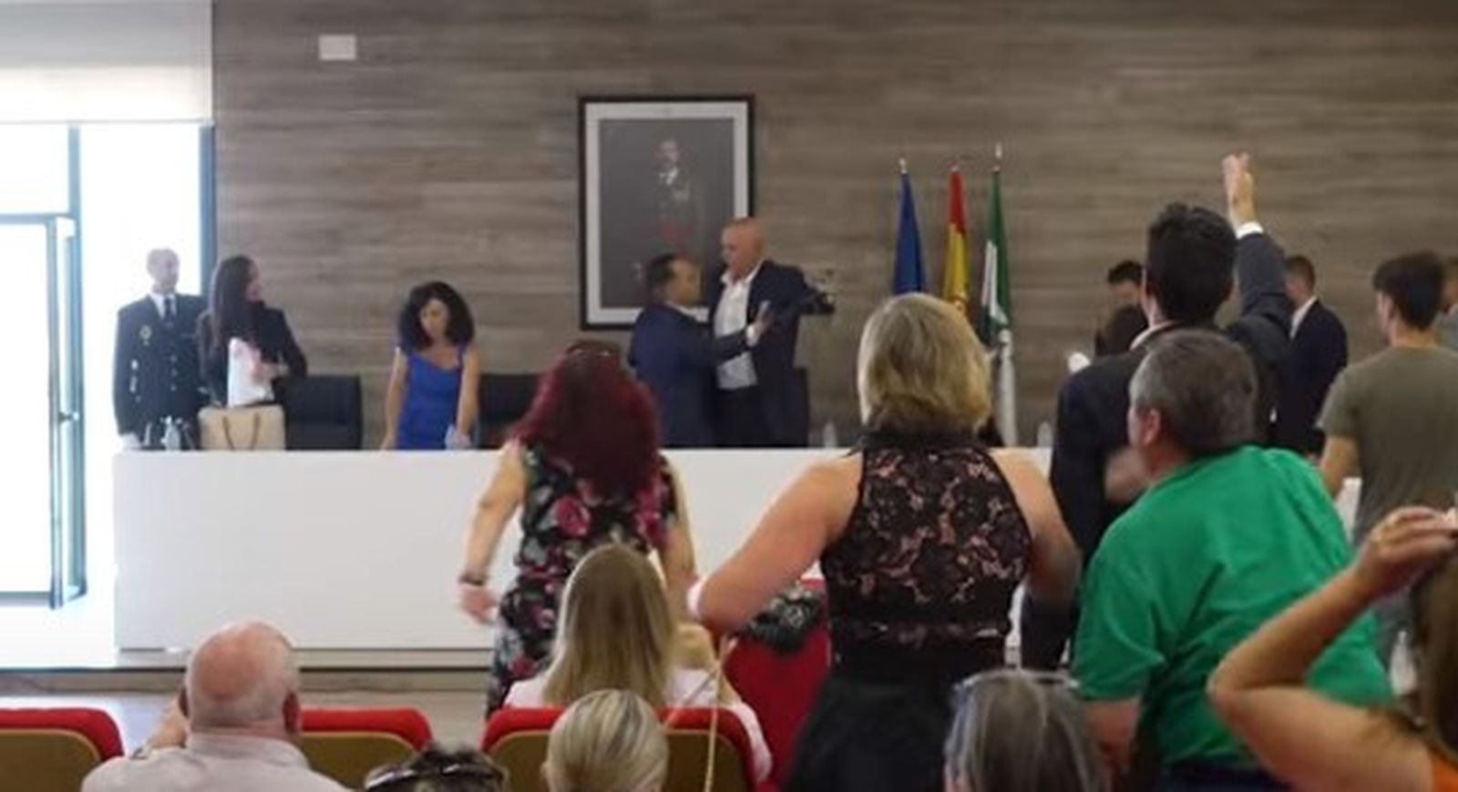 El concejal del PP de Pulianas que se resistió a dejar el micrófono a ...
