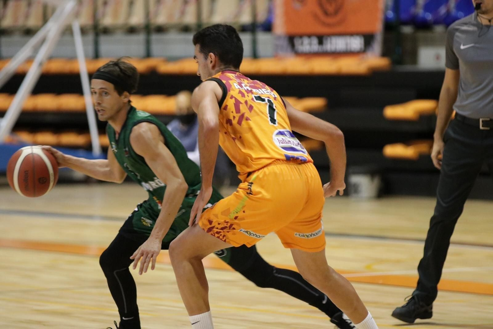 Marco bota el balón ante Rubiera.