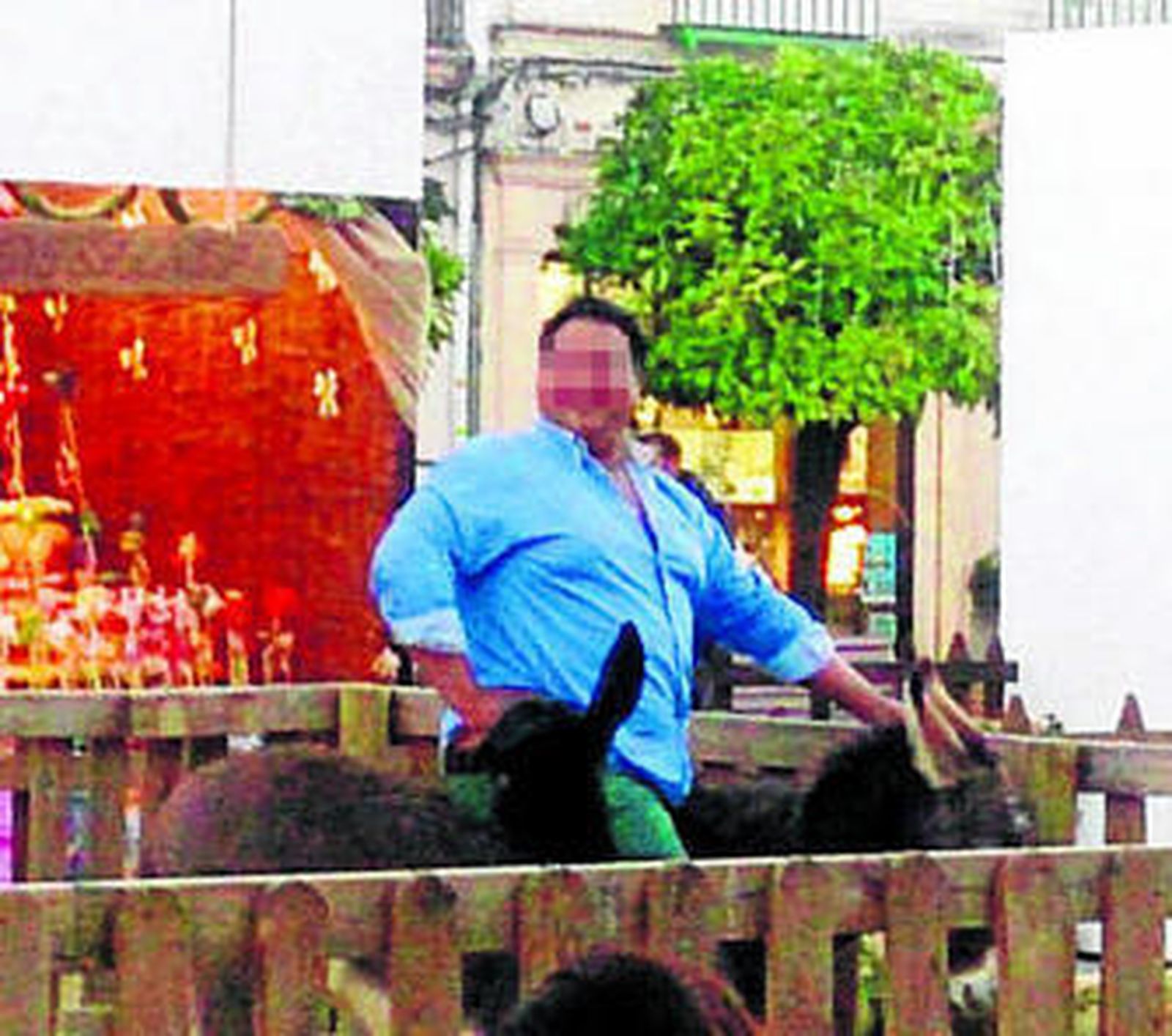 El individuo se hizo una foto a lomos del asno.