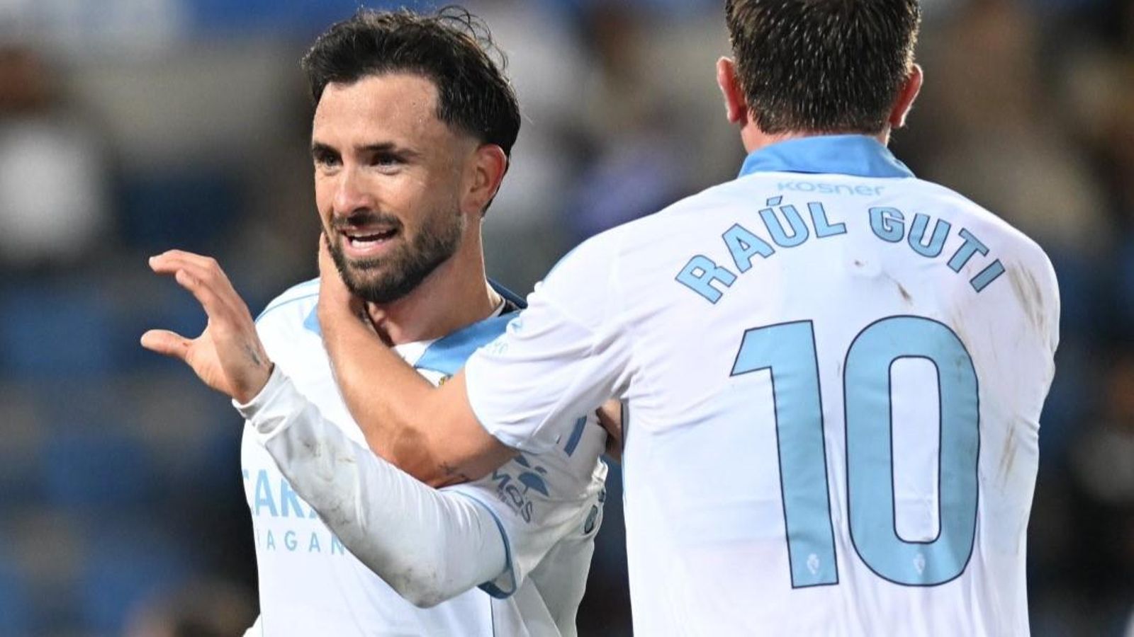 Sebas Moyano celebra junto a Raúl Guti un gol del Zaragoza.