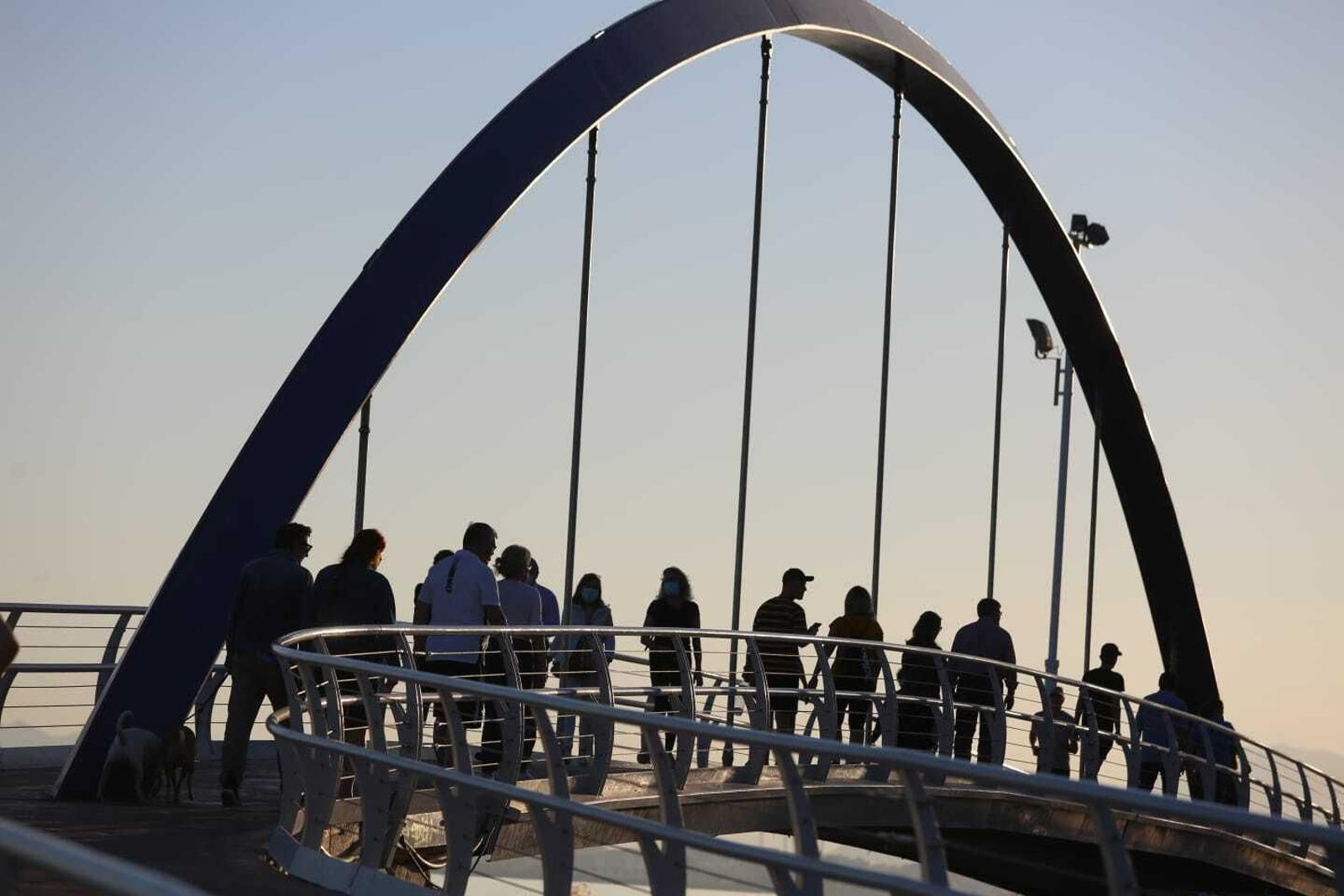 Runners y ciclistas salen al atardecer, en fotos