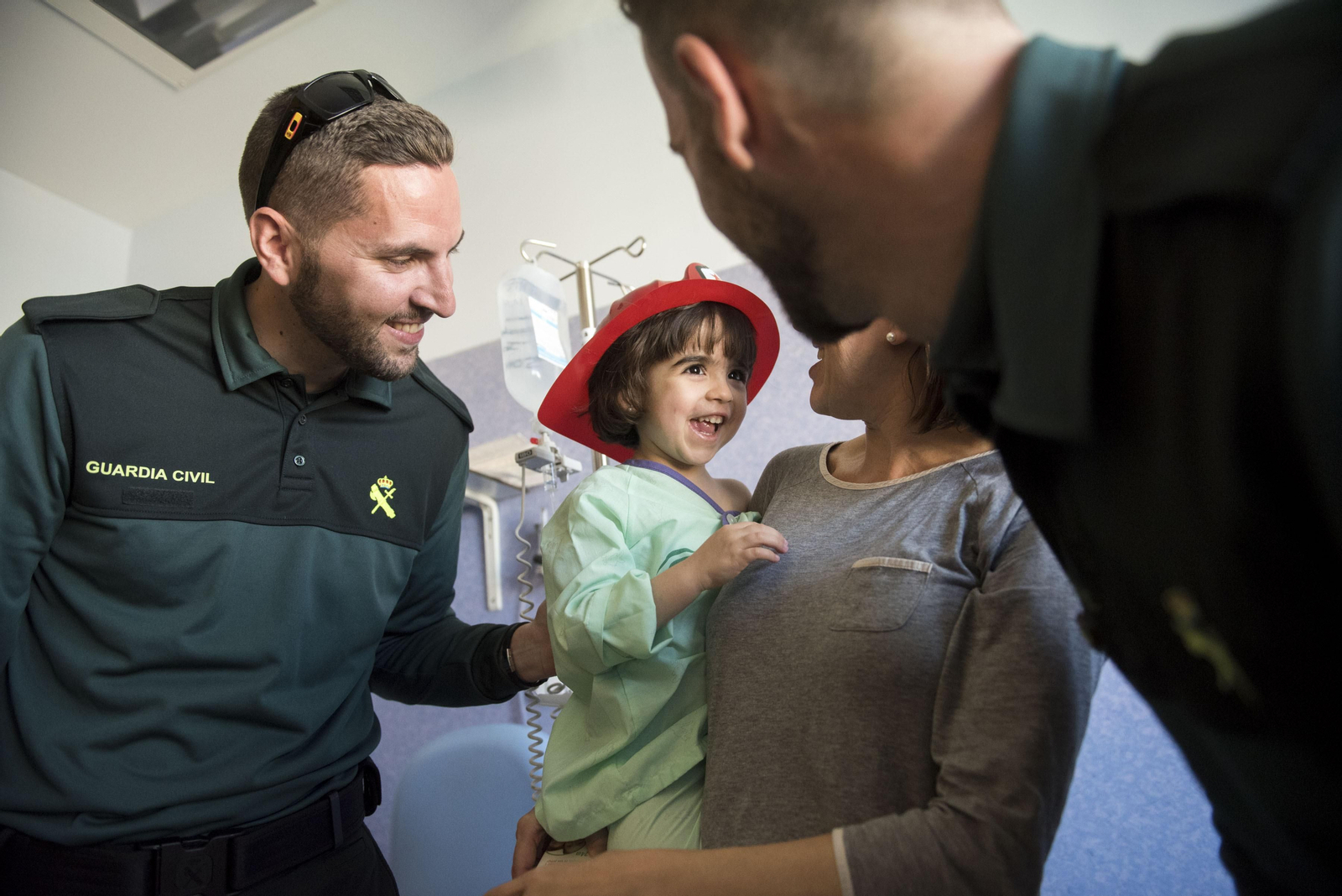 Las Fuerzas de Seguridad visitan a los menores ingresados en el Hospital Materno Infantil