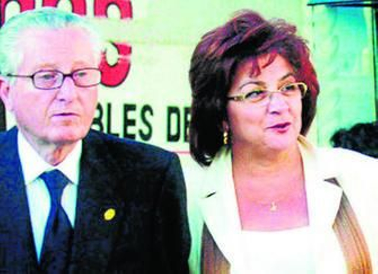 Adelina Entrena, junto a su abogado, a la salida del juicio en el que fue encausada en el año 2008.