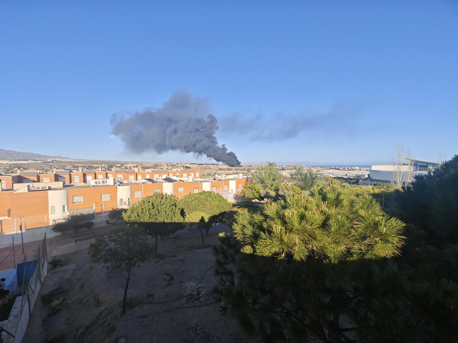 Las imágenes del incendio de la planta de reciclaje en Almería